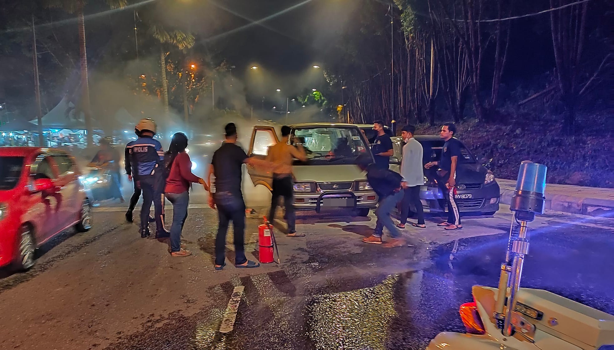 东：淡马鲁斋戒月市集附近出现违法停车乱象，交警直接开罚单对付