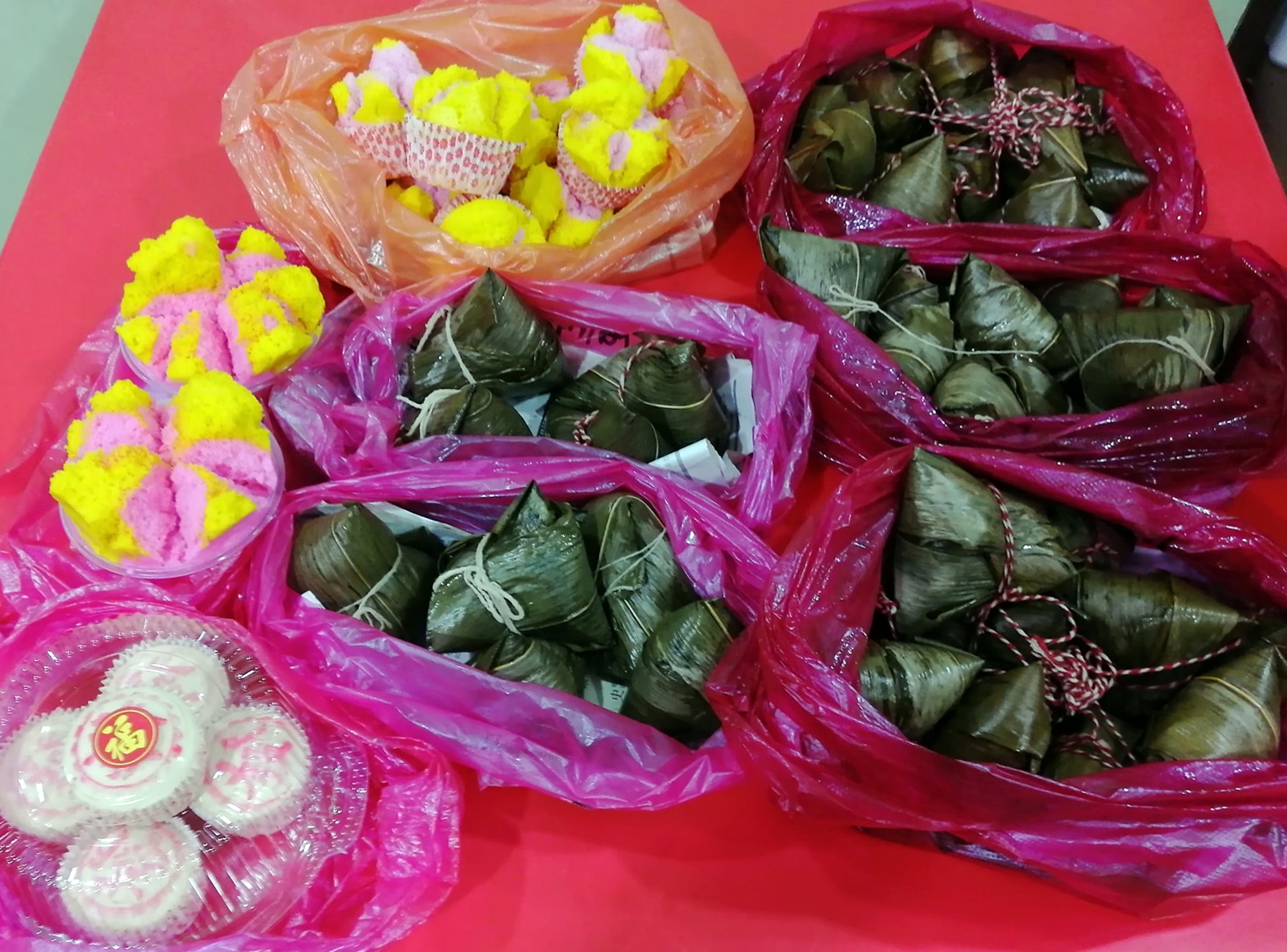 东:清明节带旺食店和祭品生意