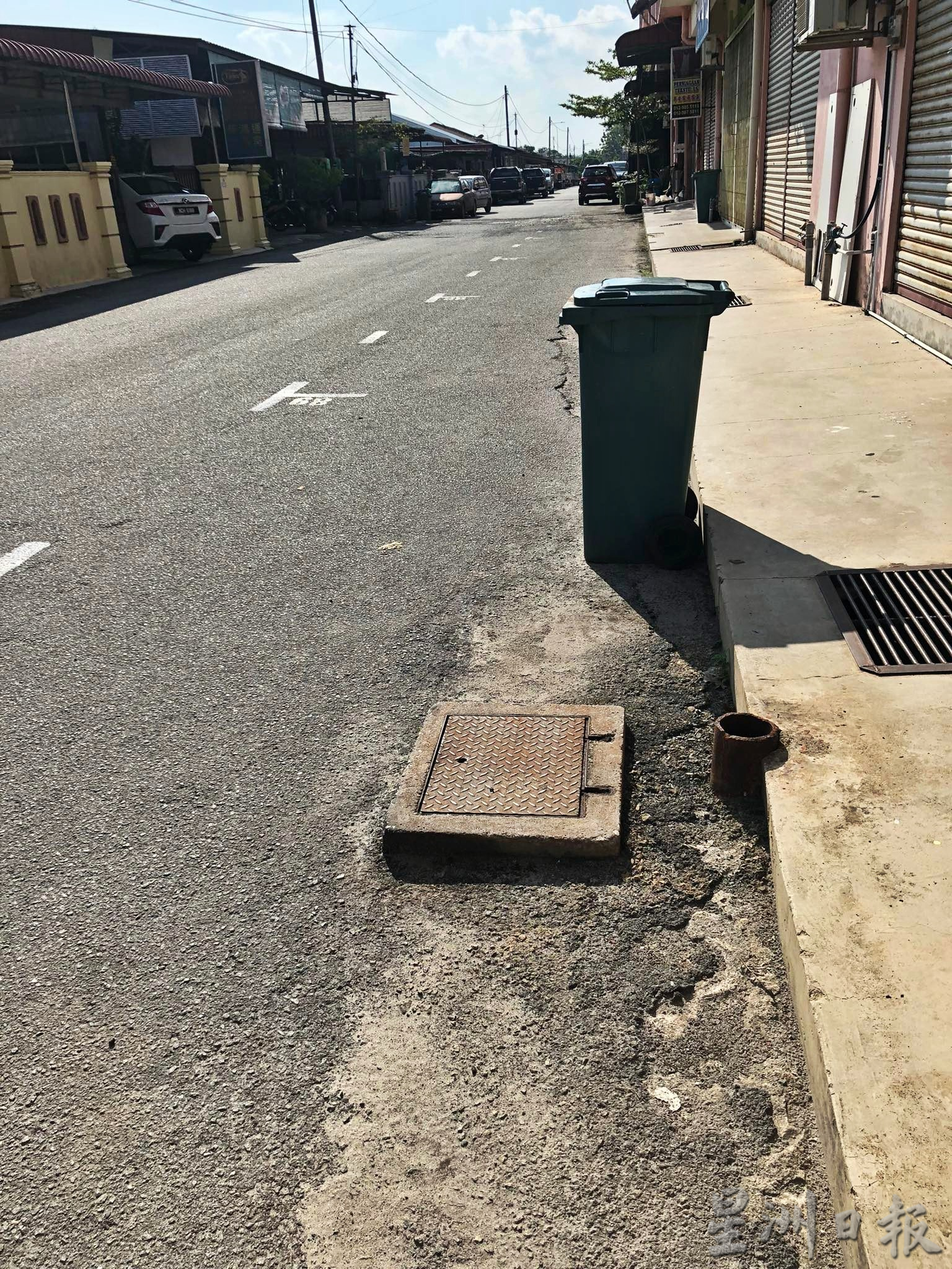 东:直凉佳雅路后巷消防栓不见·画上停车格