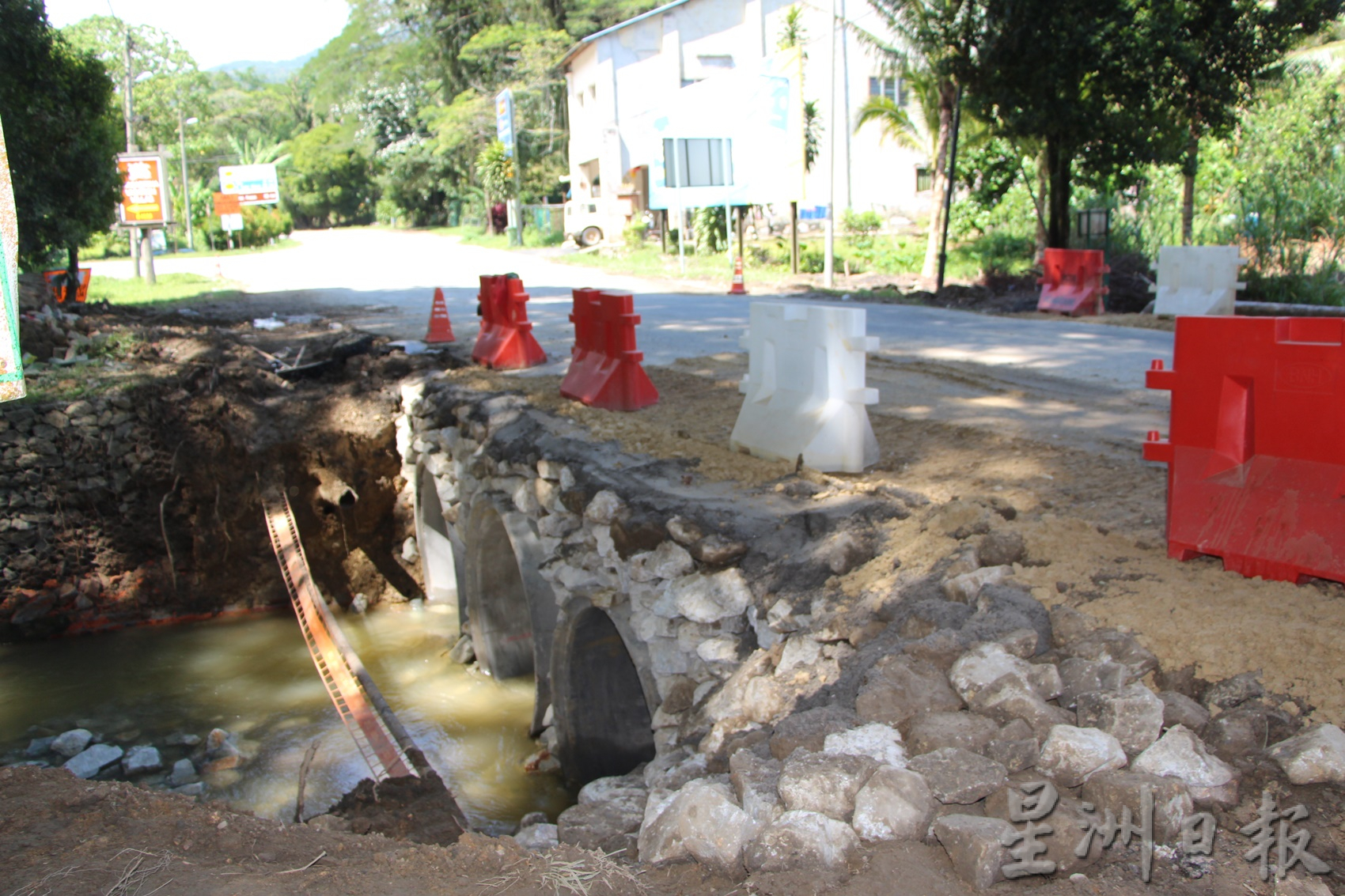 东:都赖路东姑万坤河路崩,昨日傍晚恢复双道通车