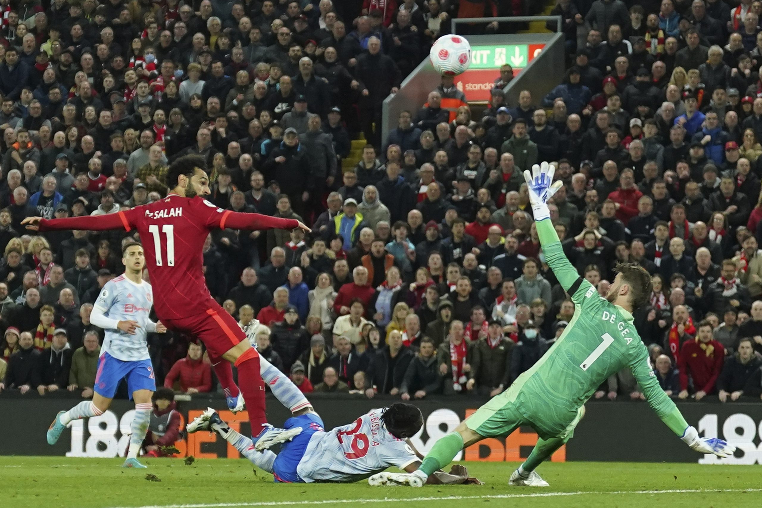 两回合送红魔9光蛋  红军成英超第一队