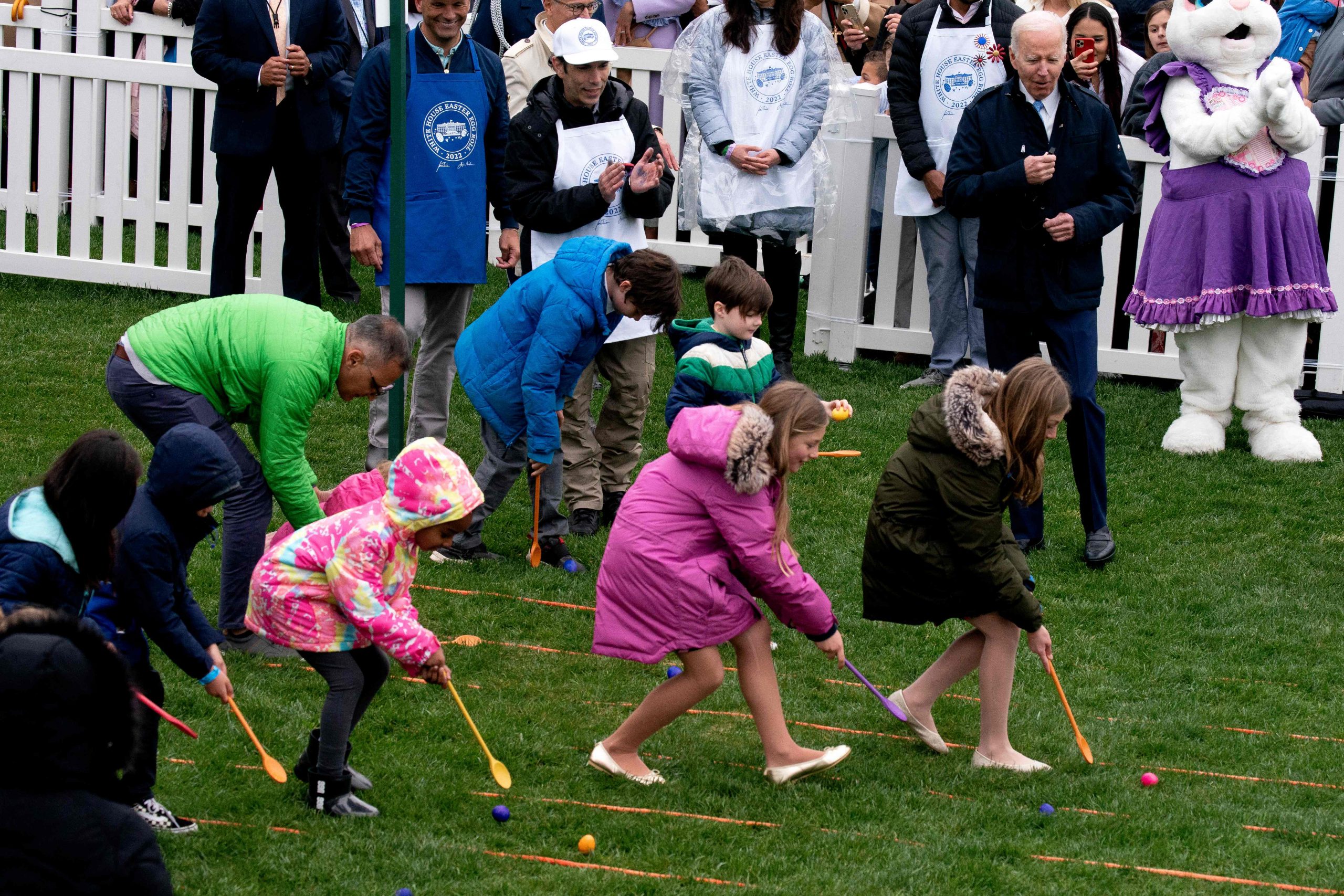 两年来白宫首办复活节滚彩蛋活动 拜登:意义重大