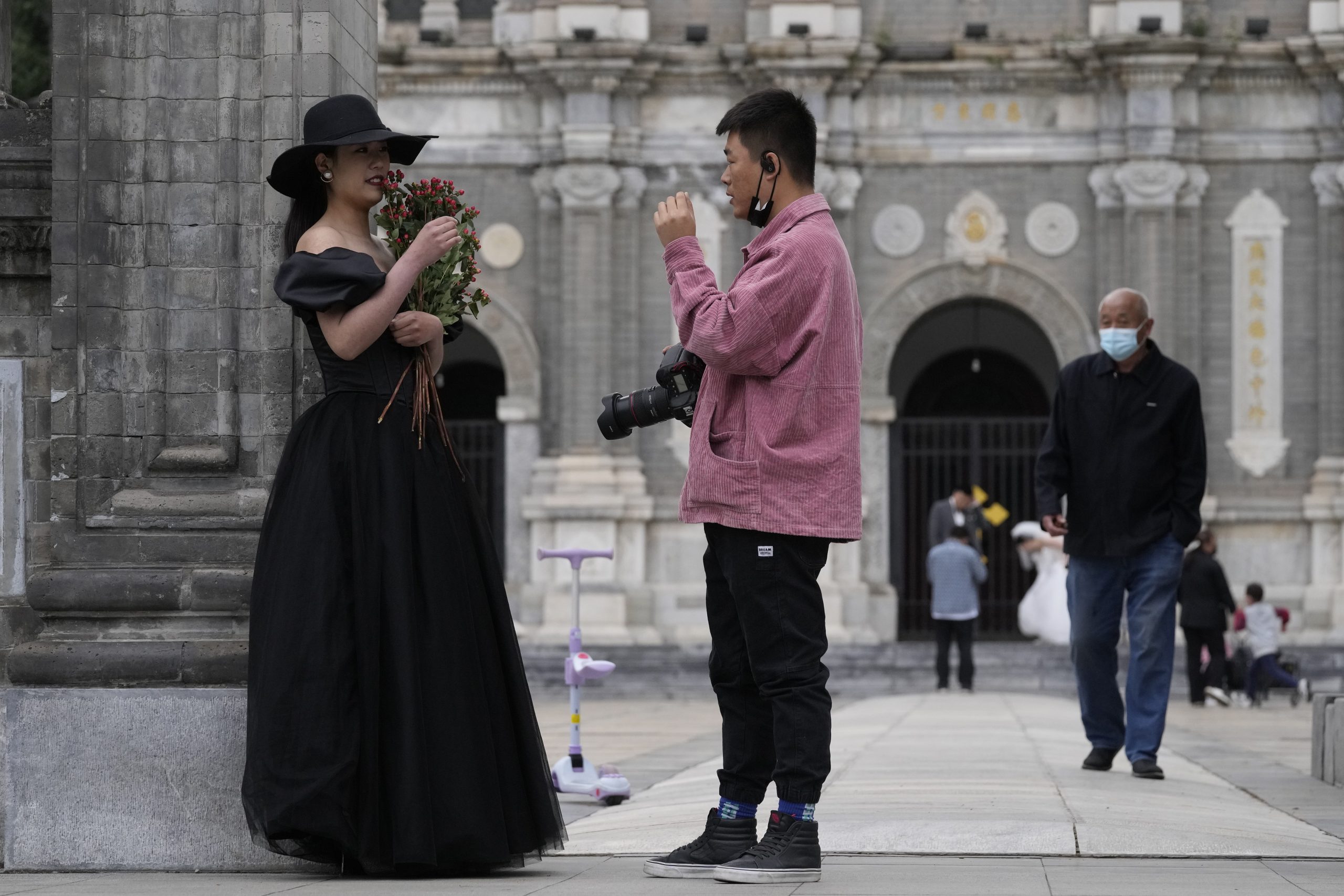 中国多地鼓励五一就地过节 深圳祭出消费券