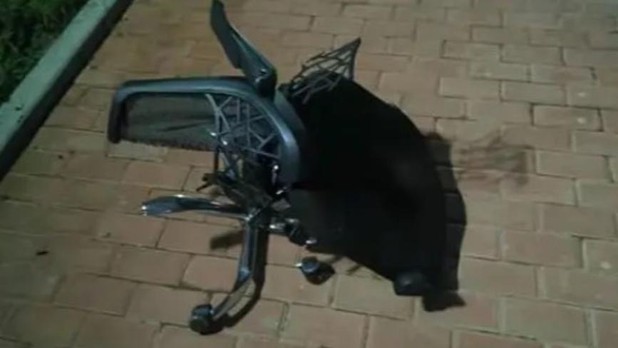 中国/女友争吵后将10公斤重电脑椅从15楼扔下 男子获刑