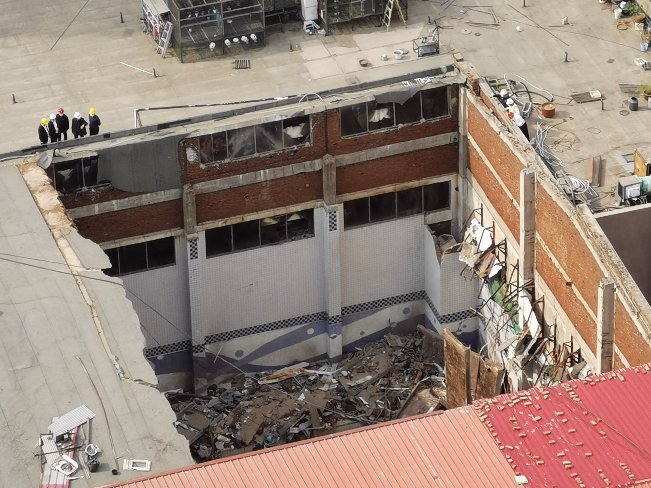 中国／郑州游泳池天花板倒塌　3死9伤