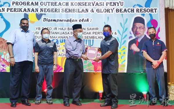 供FB/森渔业局首施“海龟标签”追踪系统,为保育海龟迈出新里程碑