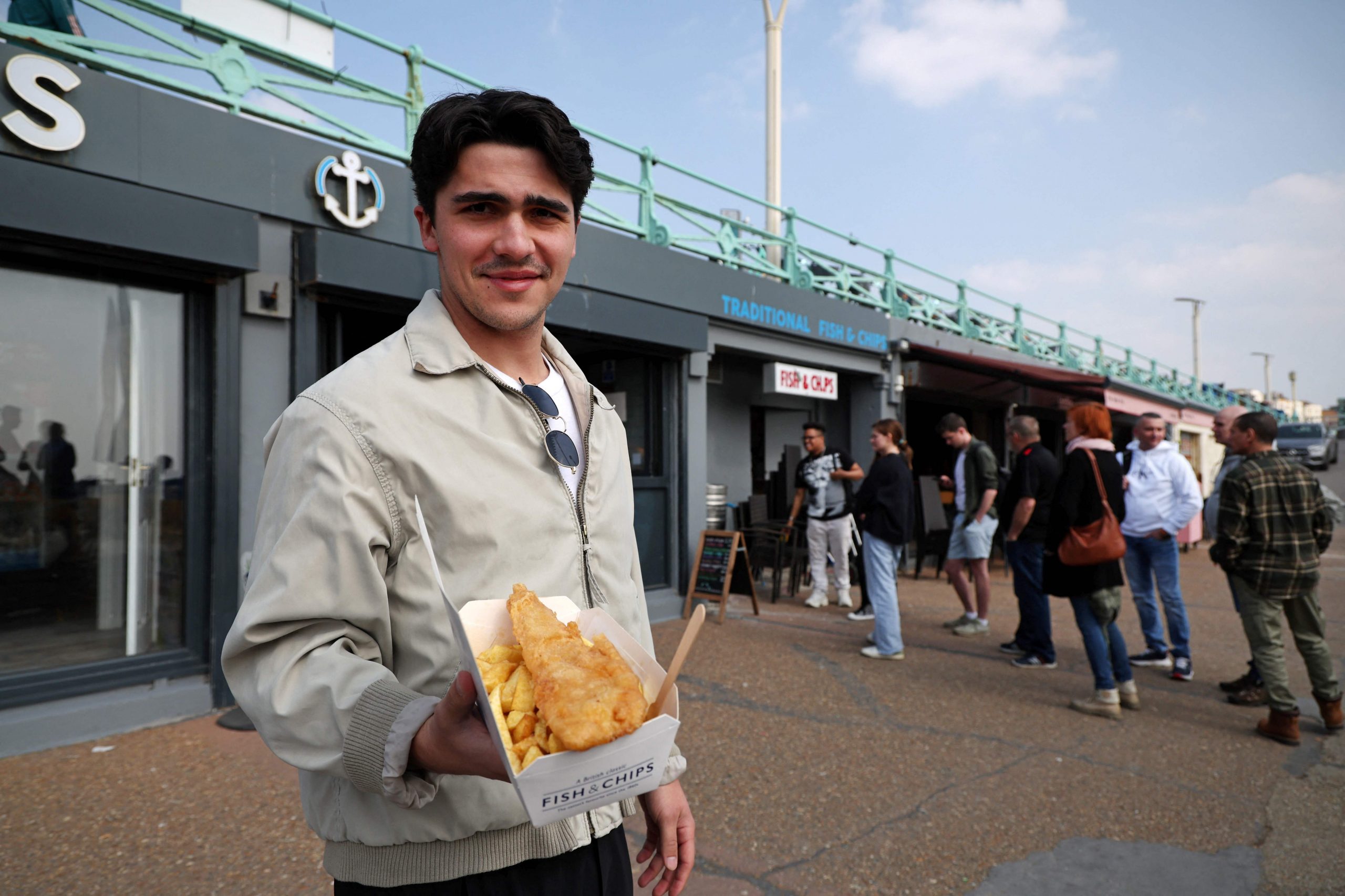 俄乌冲突导致供应量少 或令英数千间炸鱼薯条店倒闭