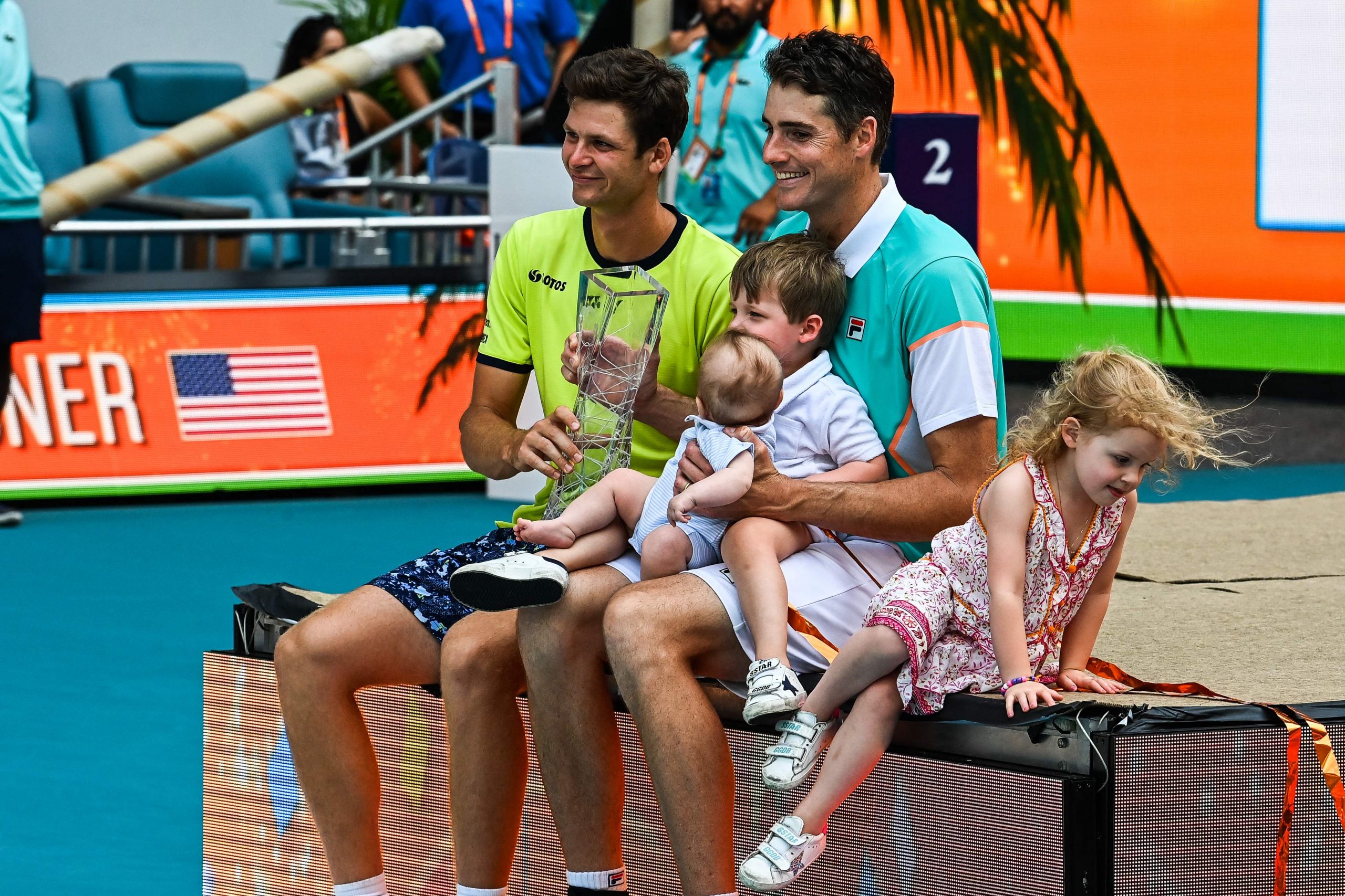 决赛送蛋大坂豪夺17连胜  斯瓦泰克挟阳光双冠登顶世界