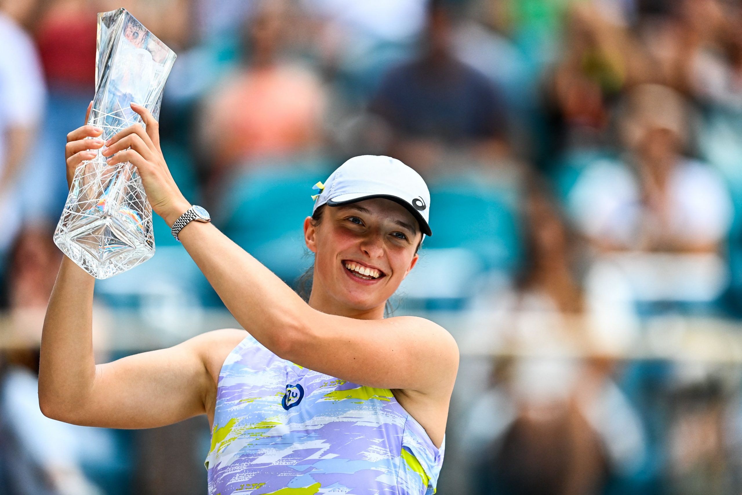 决赛送蛋大坂豪夺17连胜  斯瓦泰克挟阳光双冠登顶世界