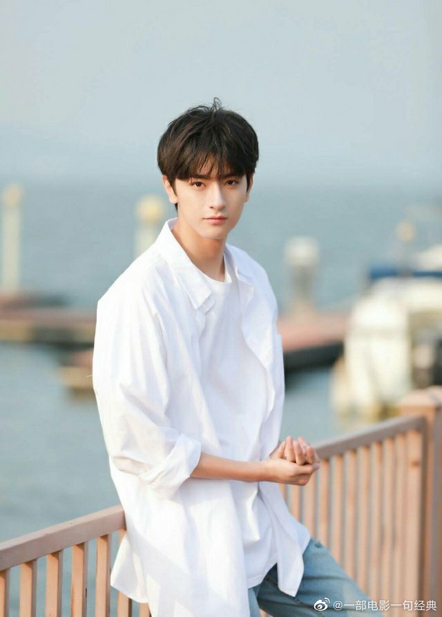 凌晨与小鲜肉同泡网吧？Angelababy爆新恋情