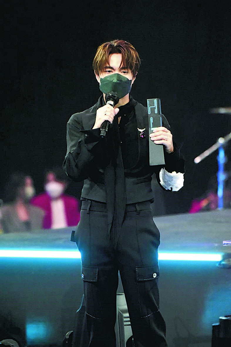 击败姜涛夺男歌手金奖 卢瀚霆被轰造假