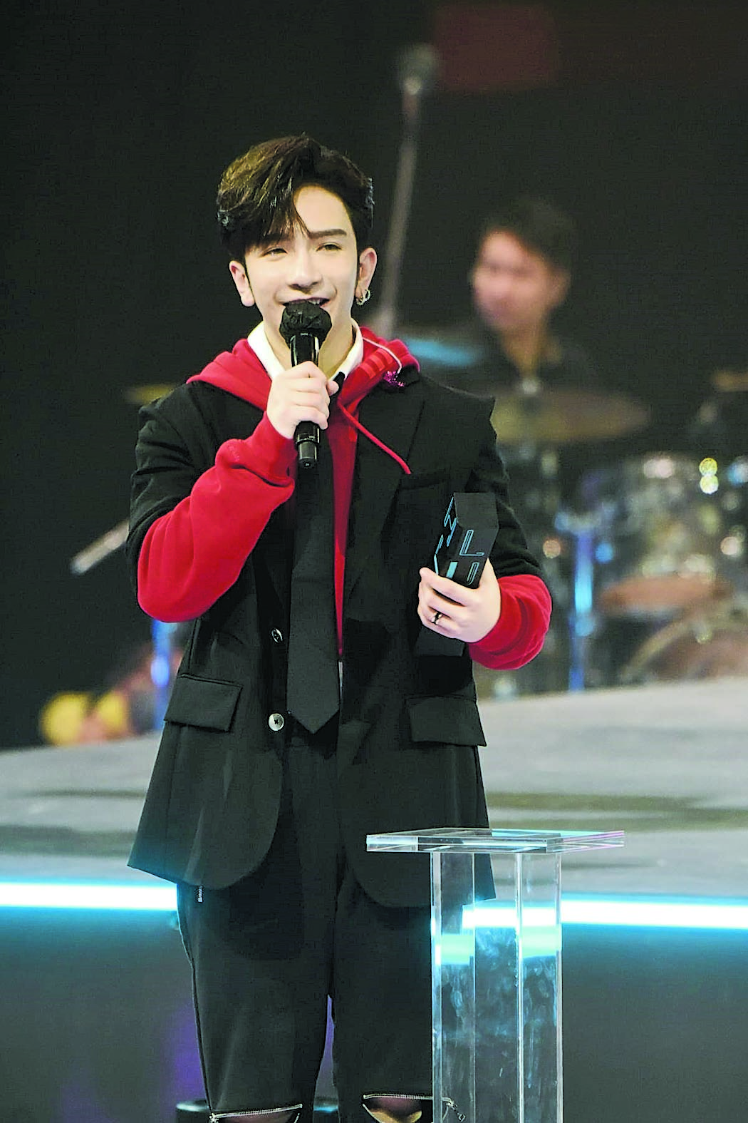 击败姜涛夺男歌手金奖 卢瀚霆被轰造假