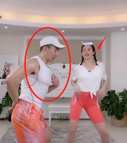 刘耕宏夫妇直播被强制关闭 网曝:穿着太性感了