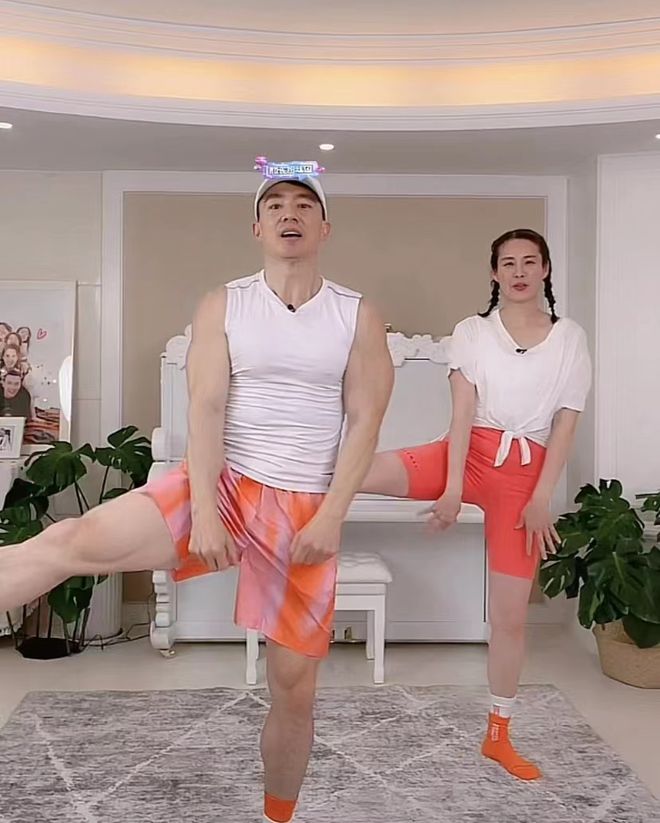 刘耕宏夫妇直播被强制关闭 网曝:穿着太性感了