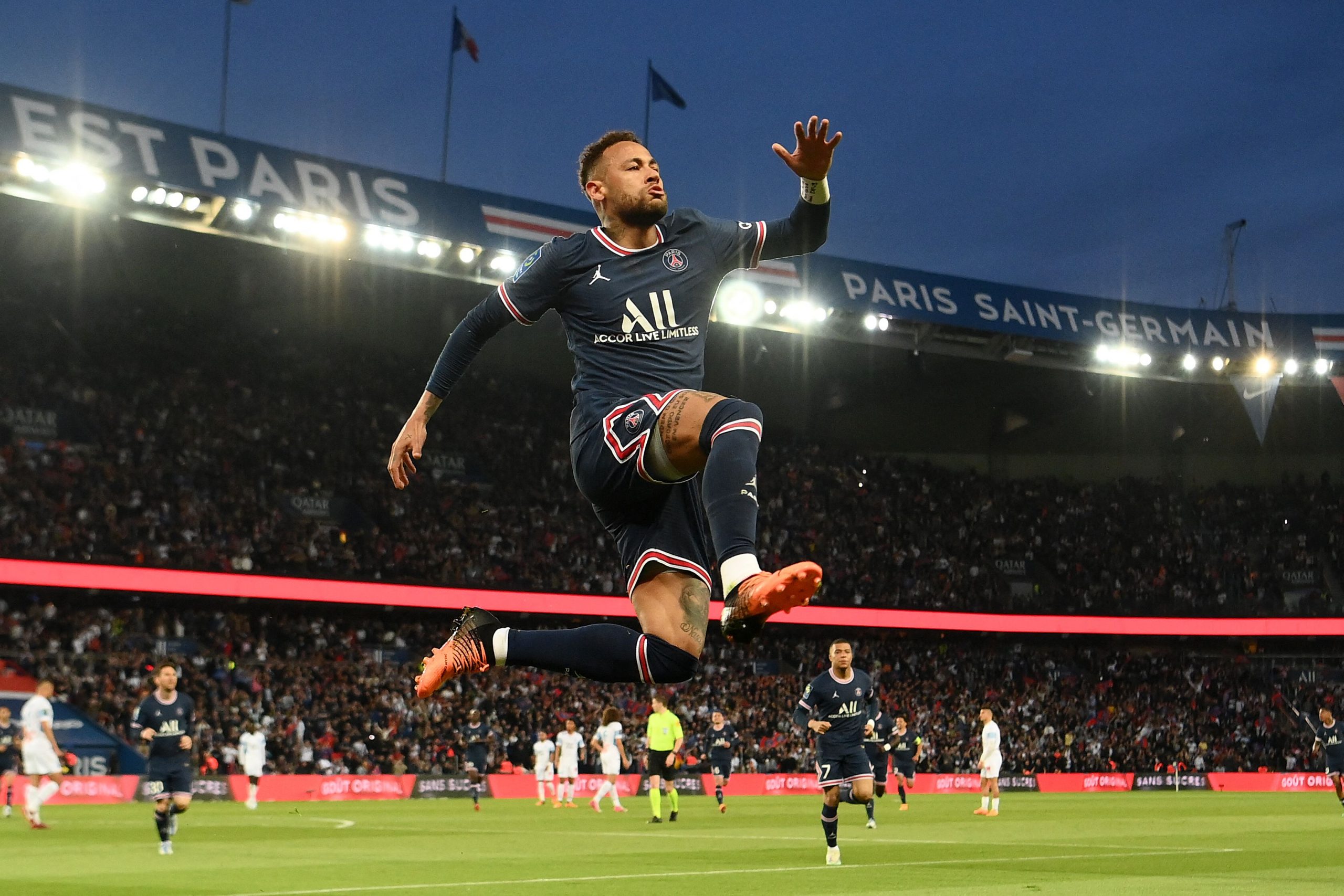 力挫直接竞争对手马赛  大巴黎最快周中登顶