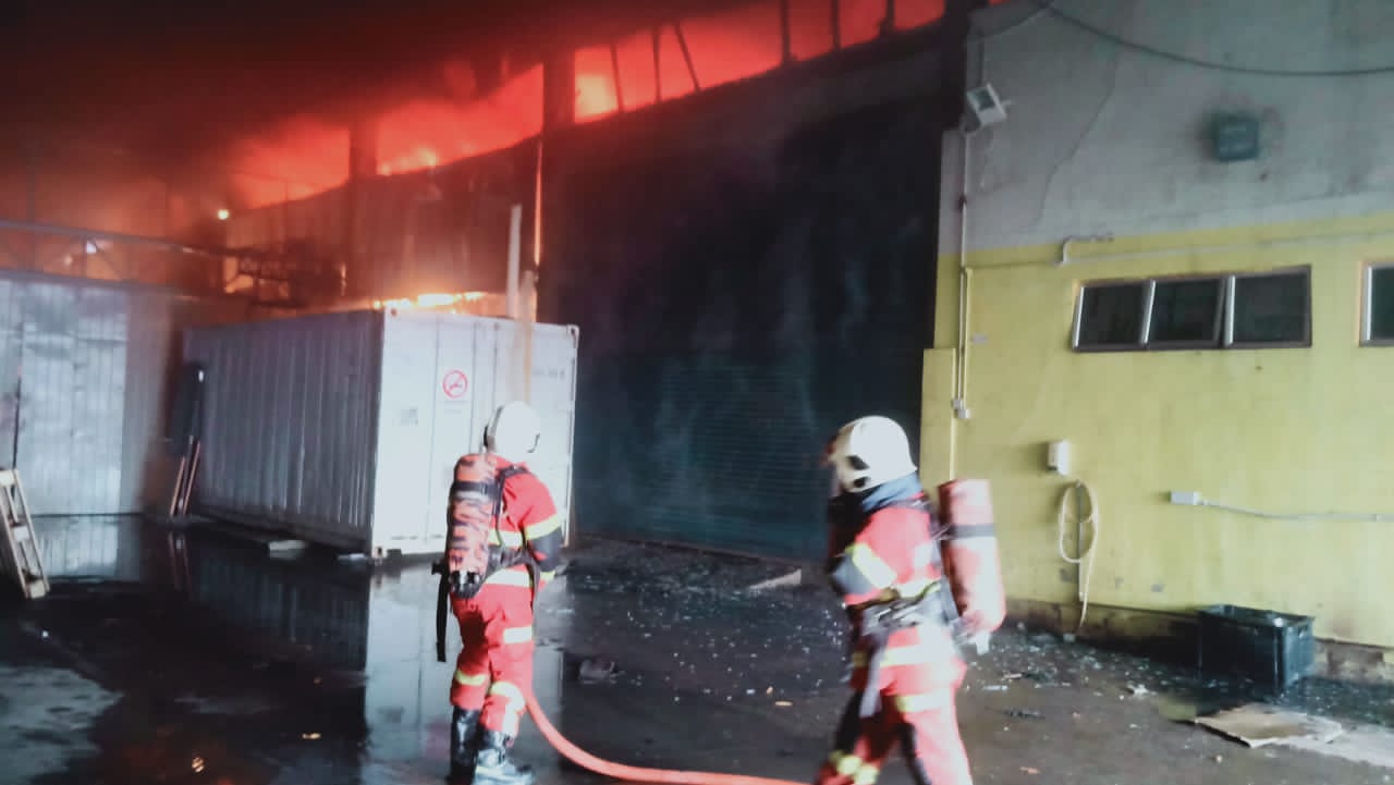 古鲁蒙工业区仓库失火 80%烧毁无伤亡