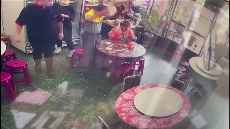 吃到一半嫌3令吉白饭贵 夫妻批了上贼船嚣张砸盘