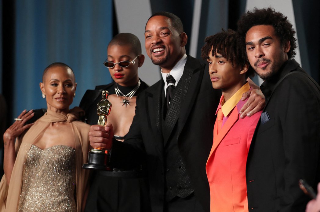 嘲讽年轻人不关心政治经济   杰登史密夫遭全网围攻