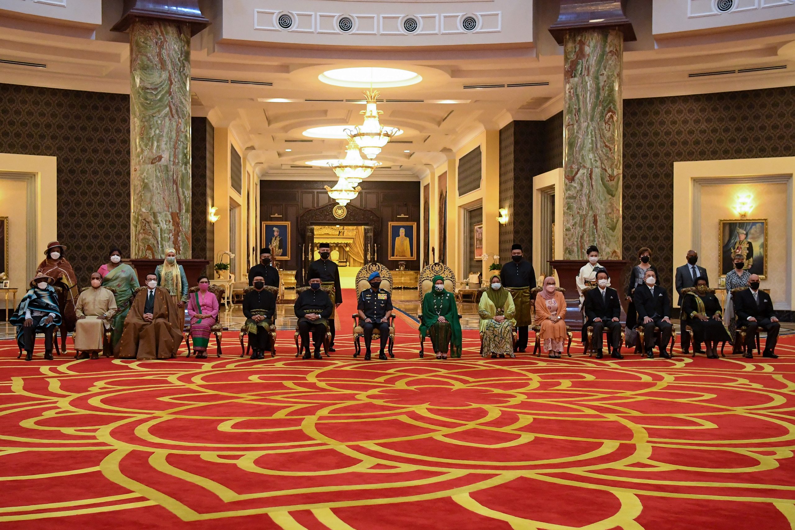 国家元首接收19名外交使节国书