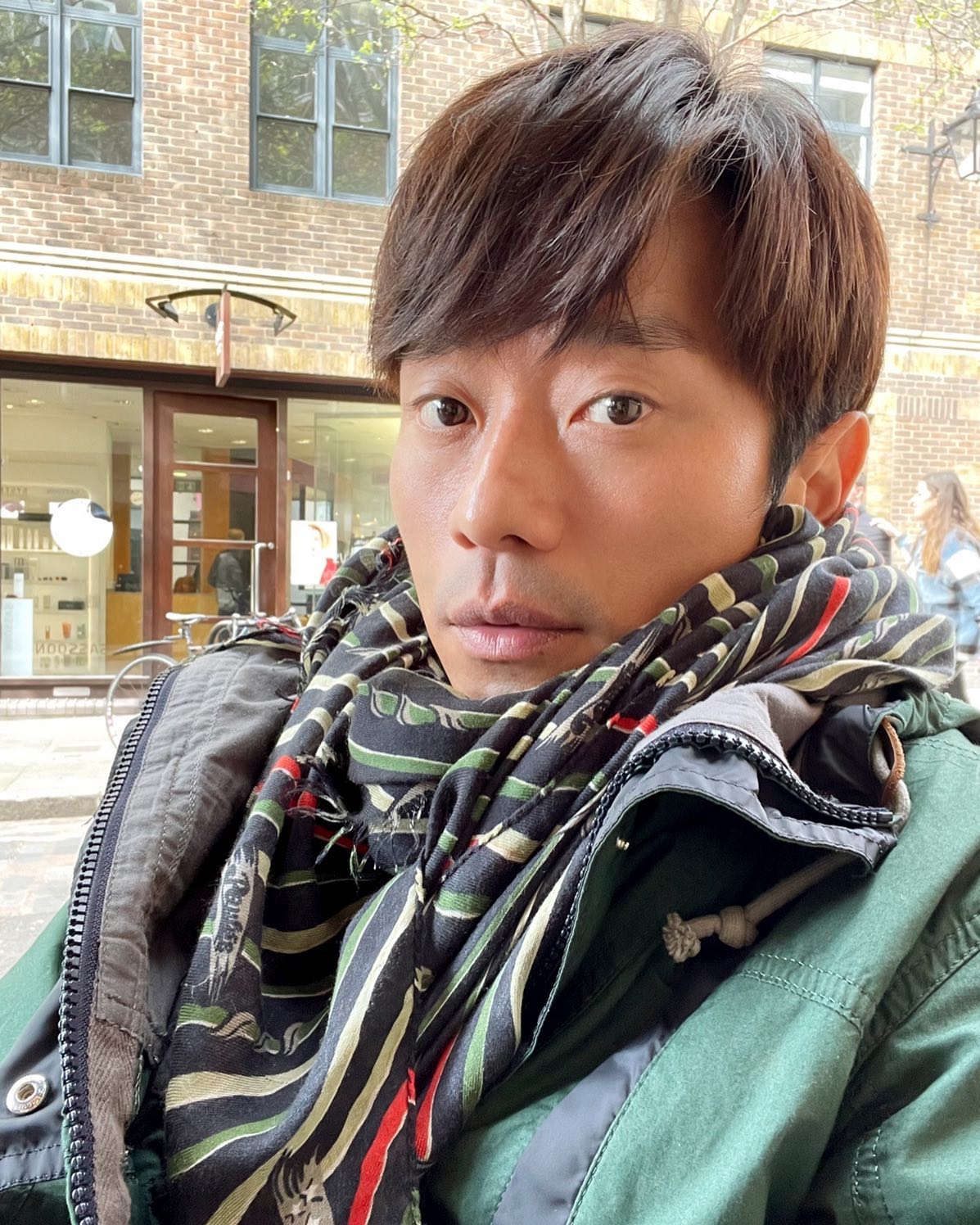 国门开 艺人纷纷出国吃风