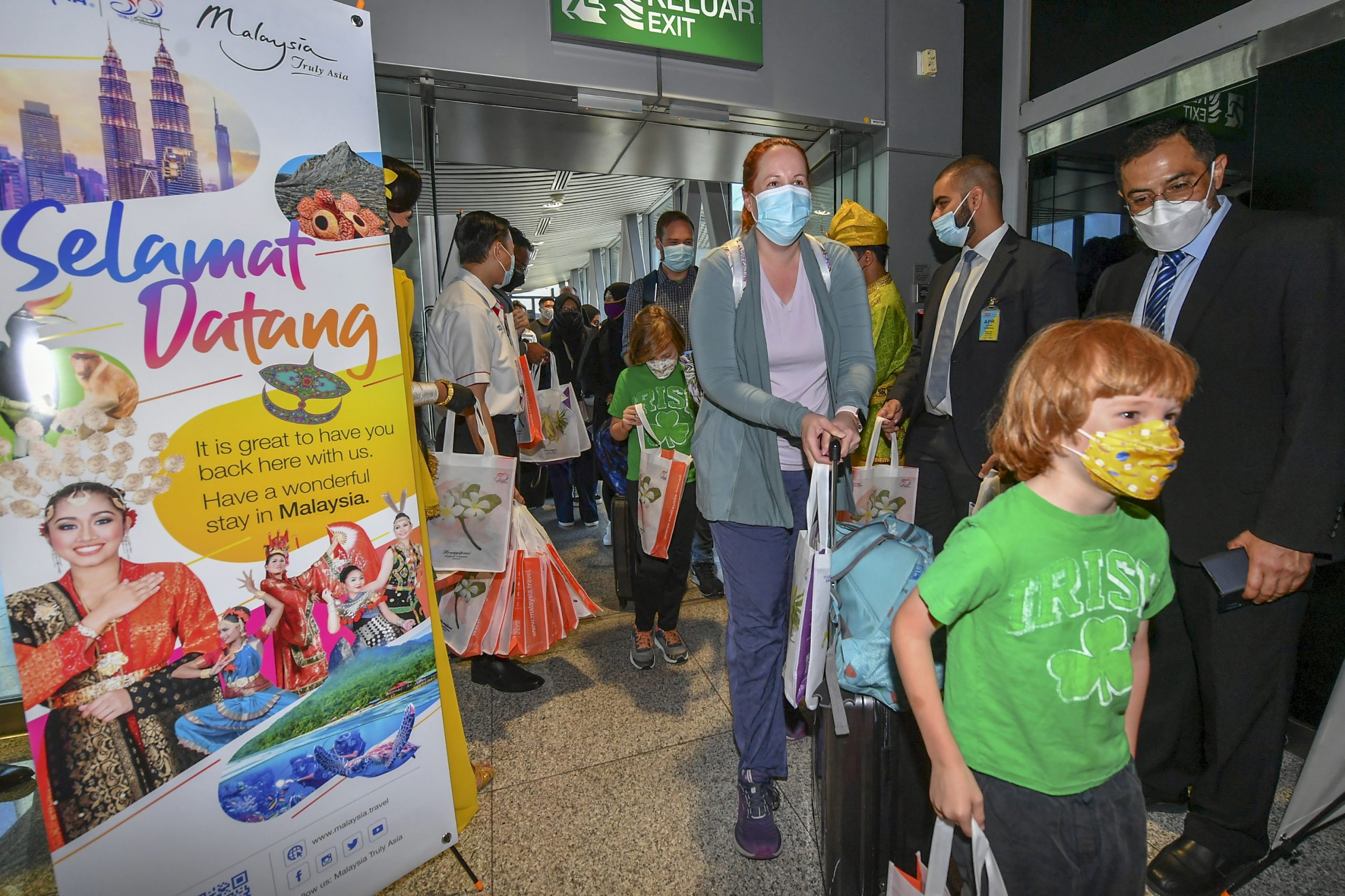 多个国际航班今早陆续飞抵KLIA,旅游部长也迎接