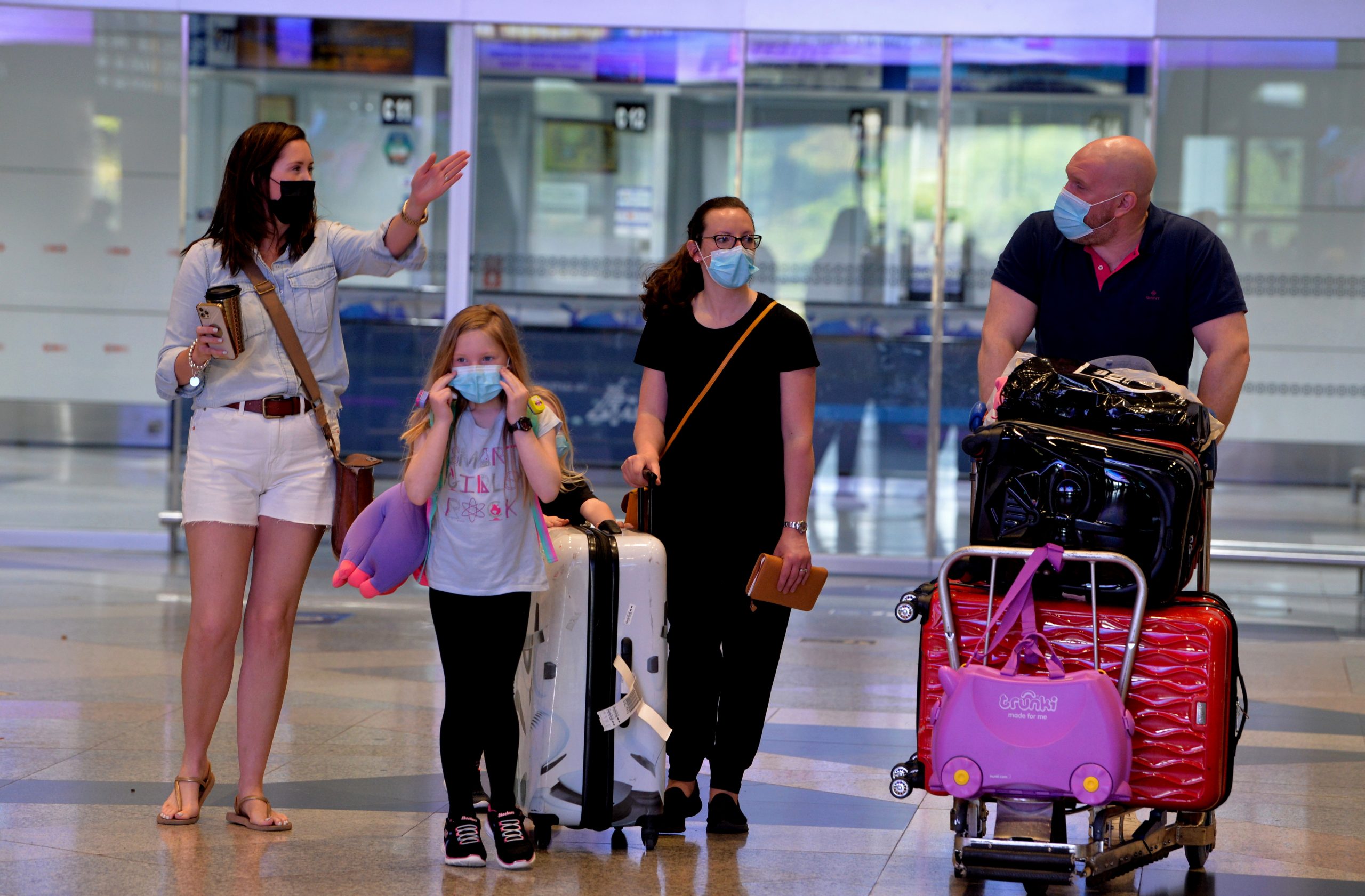 多个国际航班今早陆续飞抵KLIA,旅游部长也迎接