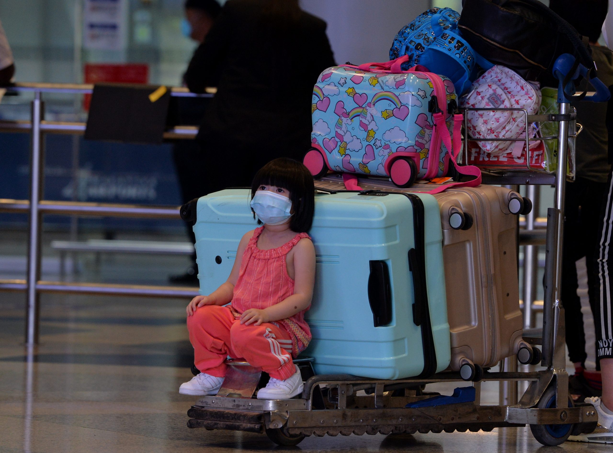 多个国际航班今早陆续飞抵KLIA,旅游部长也迎接
