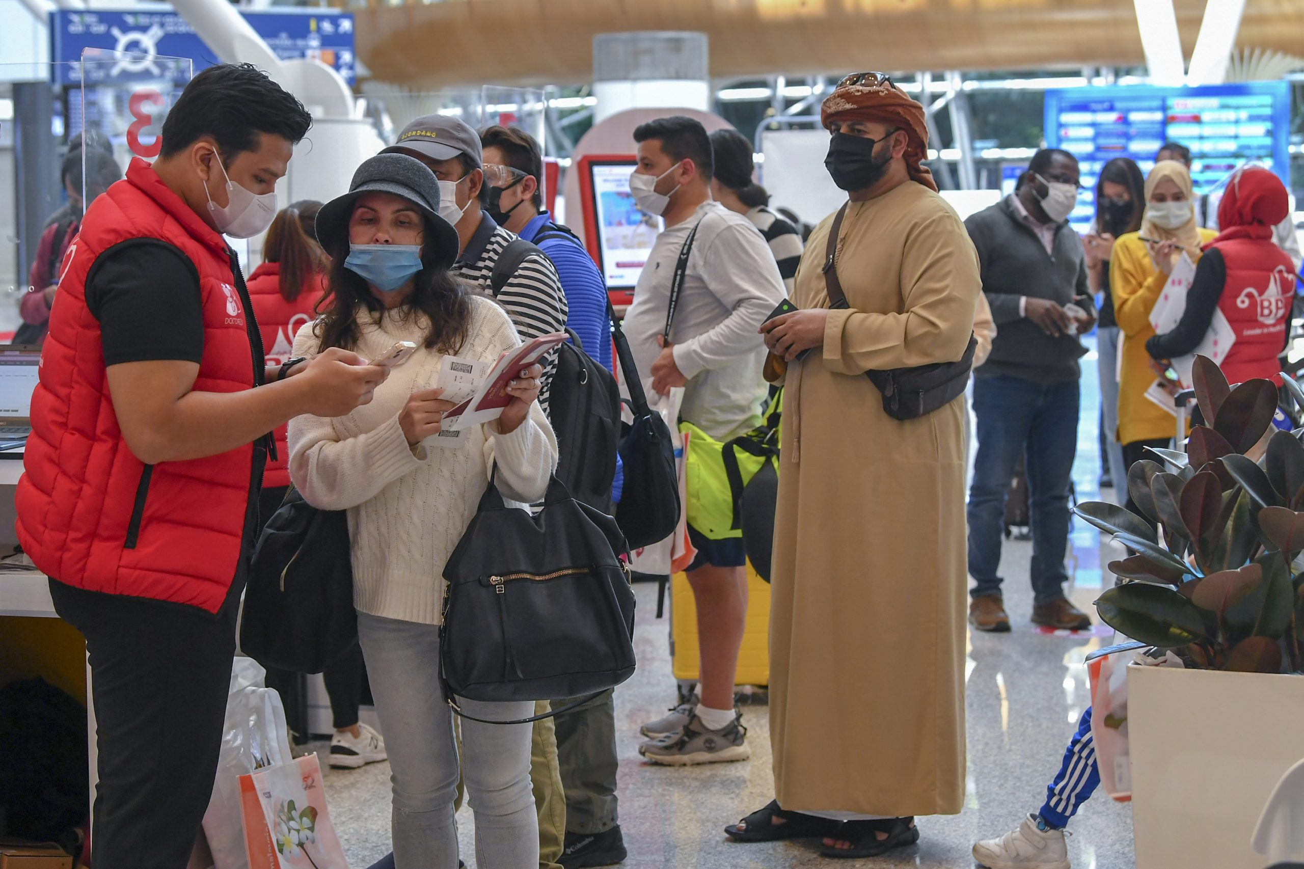 多个国际航班今早陆续飞抵KLIA,旅游部长也迎接