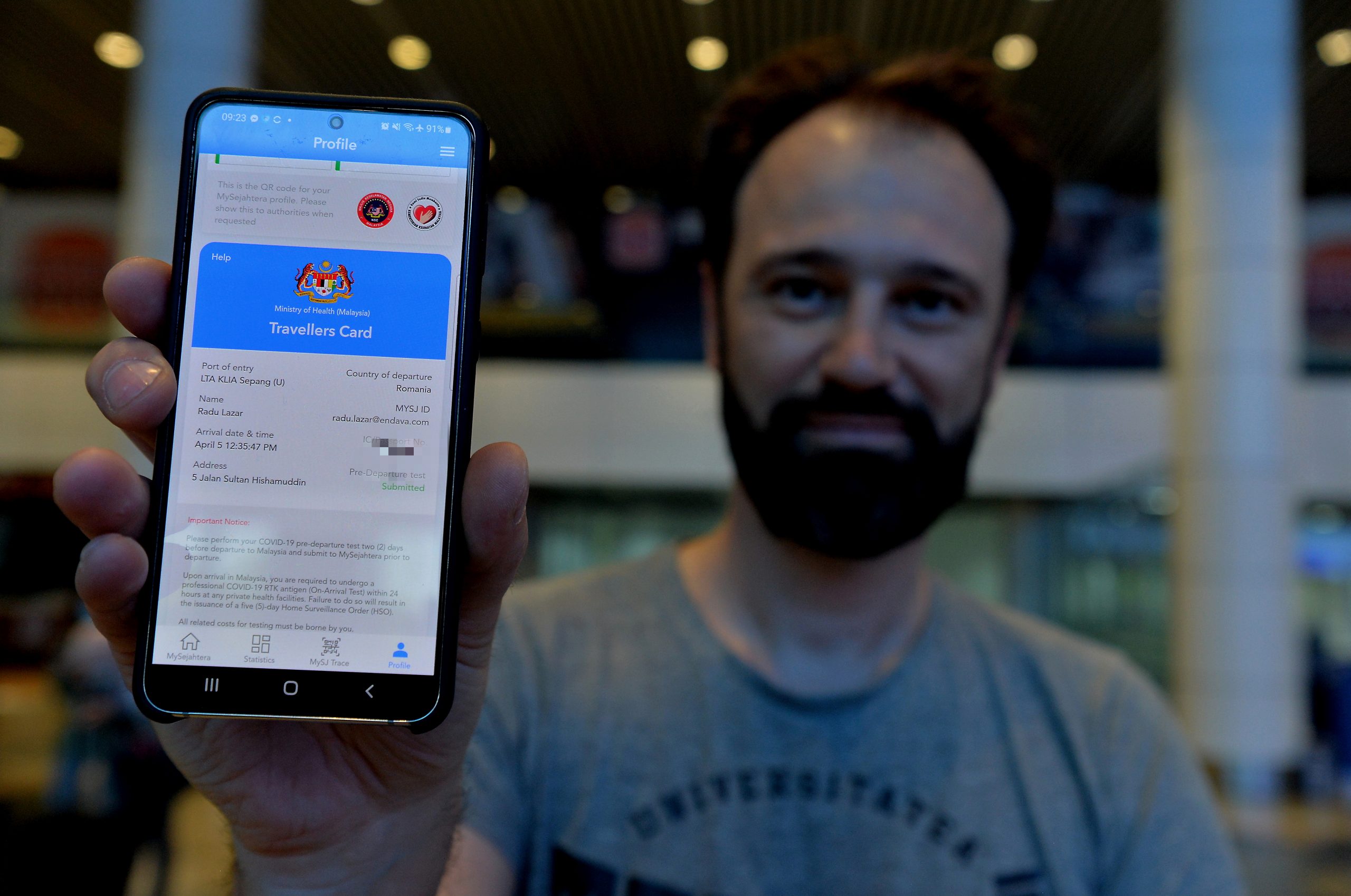 多个国际航班今早陆续飞抵KLIA,旅游部长也迎接