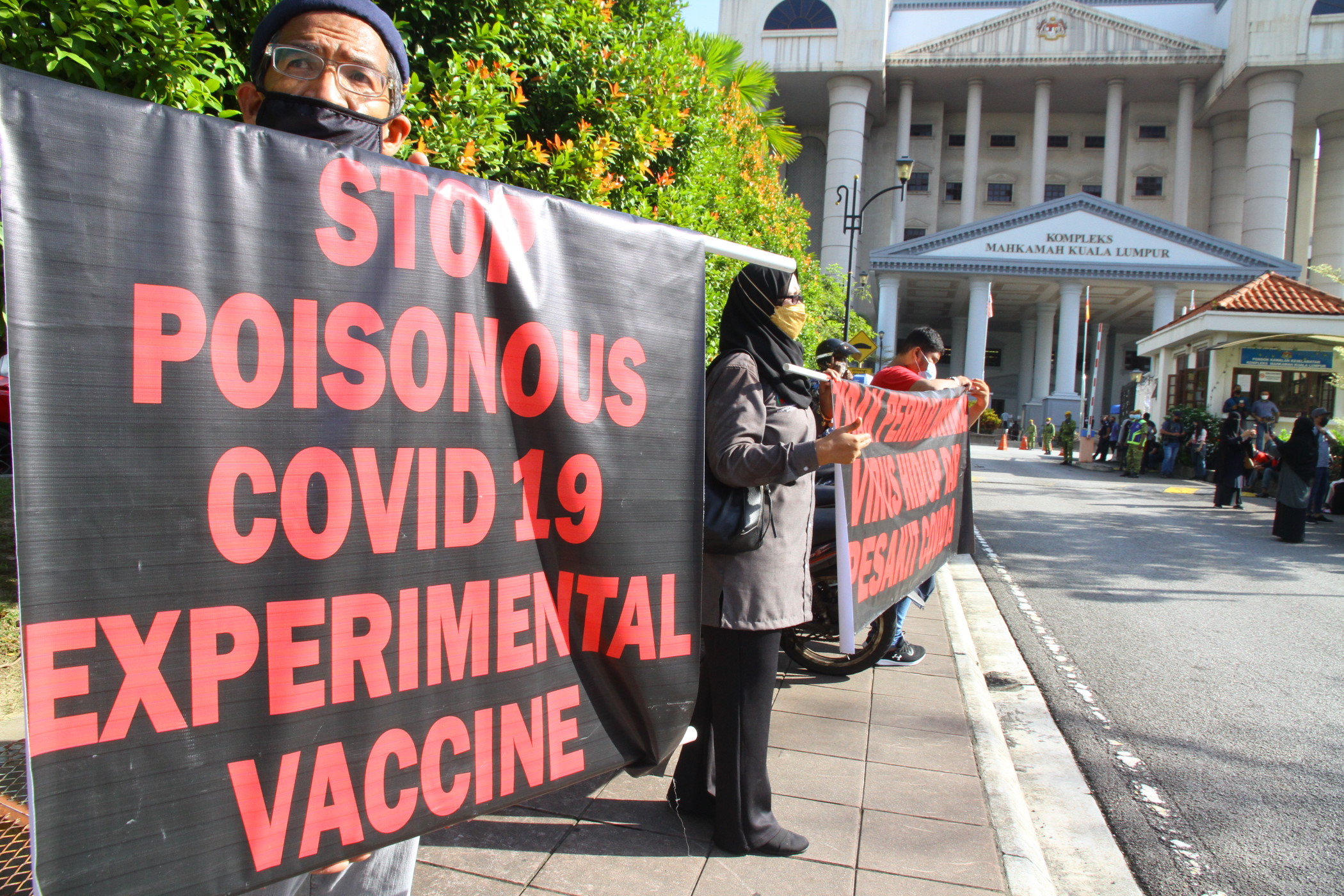 夜报封面∕法庭//6人针对冠病疫苗申请入禀仲裁庭单方面判决