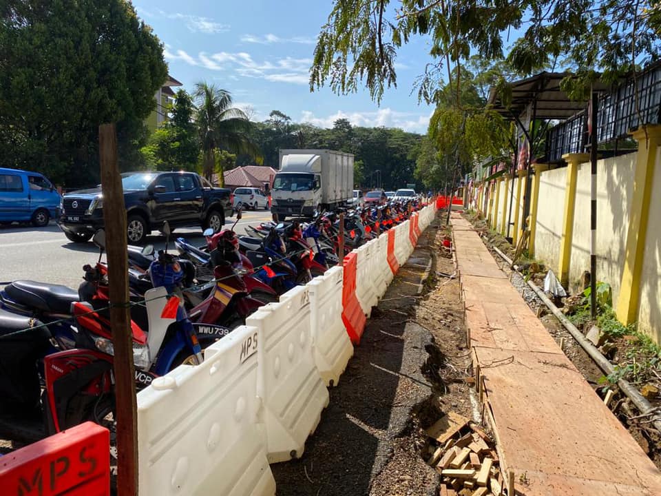 大都会:撤承包商解水淹校园困境/4图