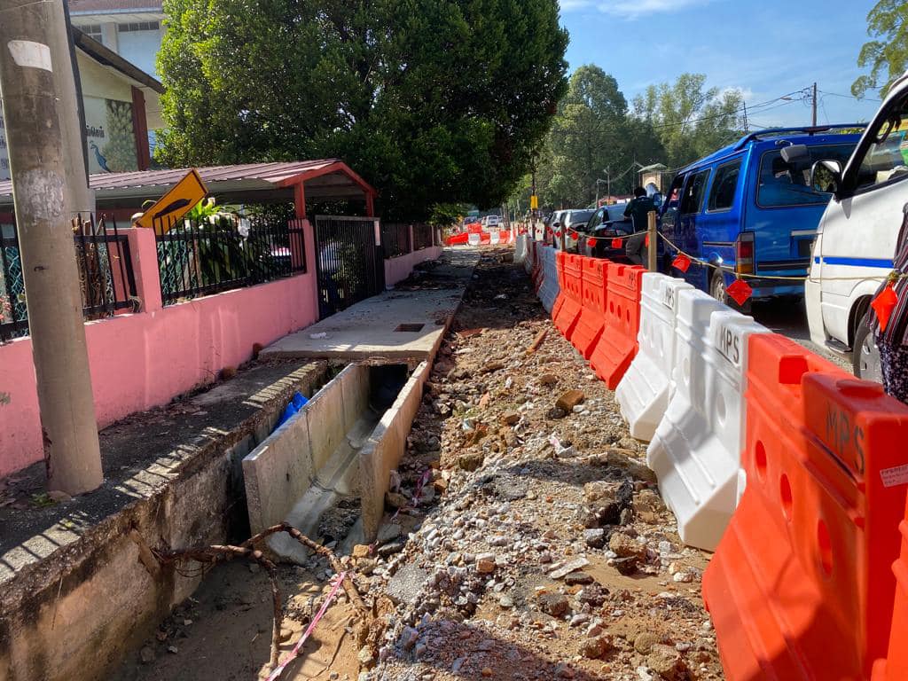 大都会:撤承包商解水淹校园困境/4图