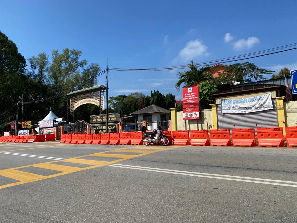 大都会:撤承包商解水淹校园困境/4图