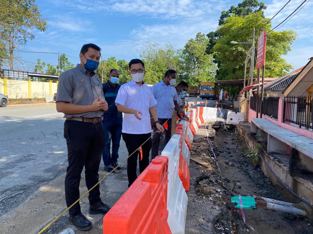 大都会:撤承包商解水淹校园困境/4图