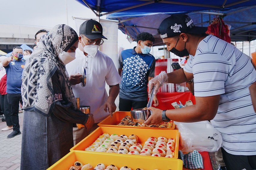 大都会/雪大臣夫妇浪漫骑摩托车,轻松逛斋戒月市集