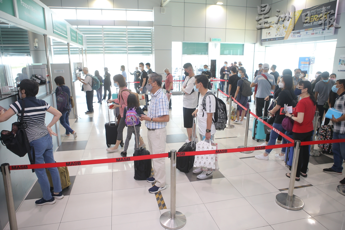 大霹雳时事焦点／打开国门首天热闹 怡保机场人潮涌现