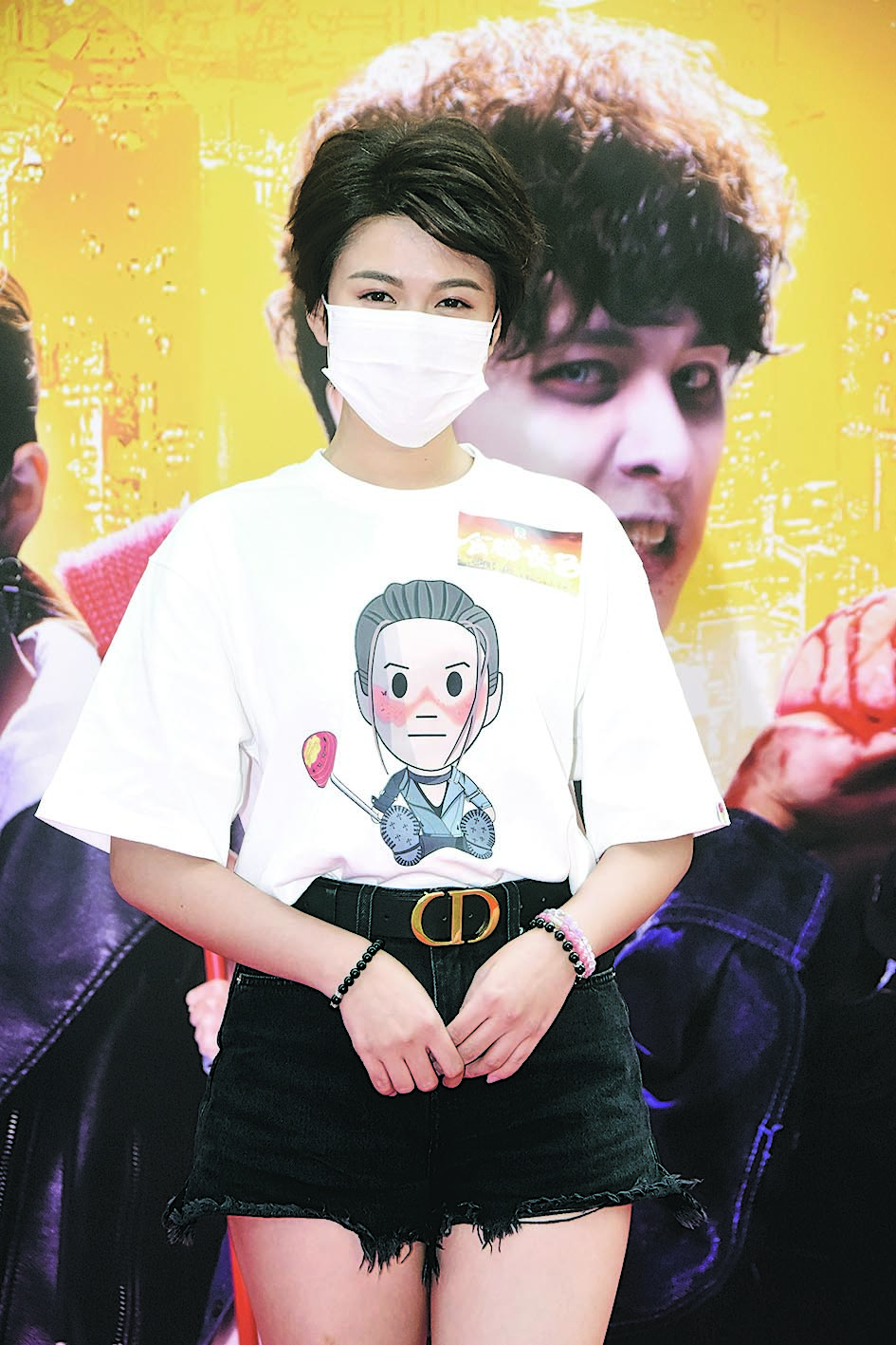 失魂跌伤脚需持拐杖 江嘉敏不为情伤自残