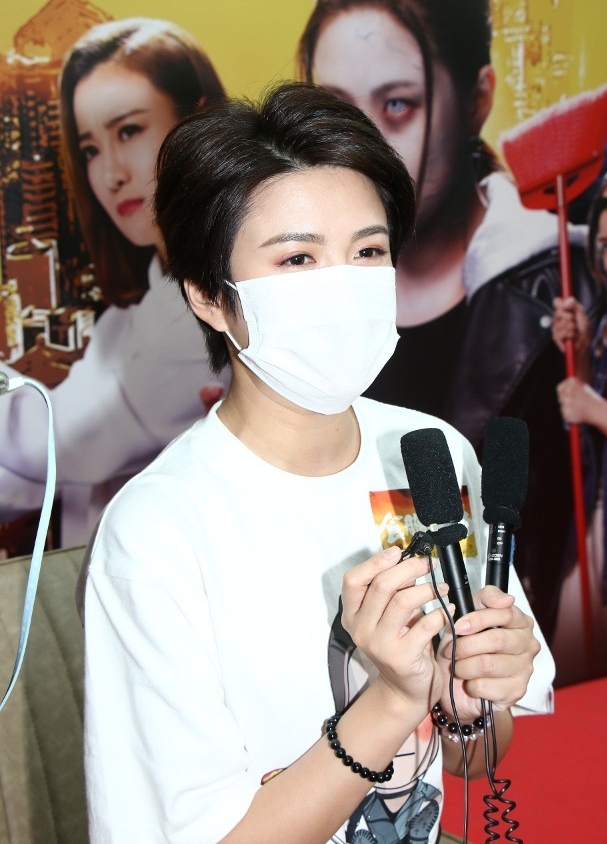 失魂跌伤脚需持拐杖 江嘉敏不为情伤自残