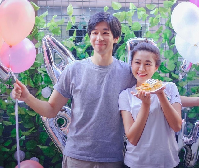 失魂跌伤脚需持拐杖 江嘉敏不为情伤自残