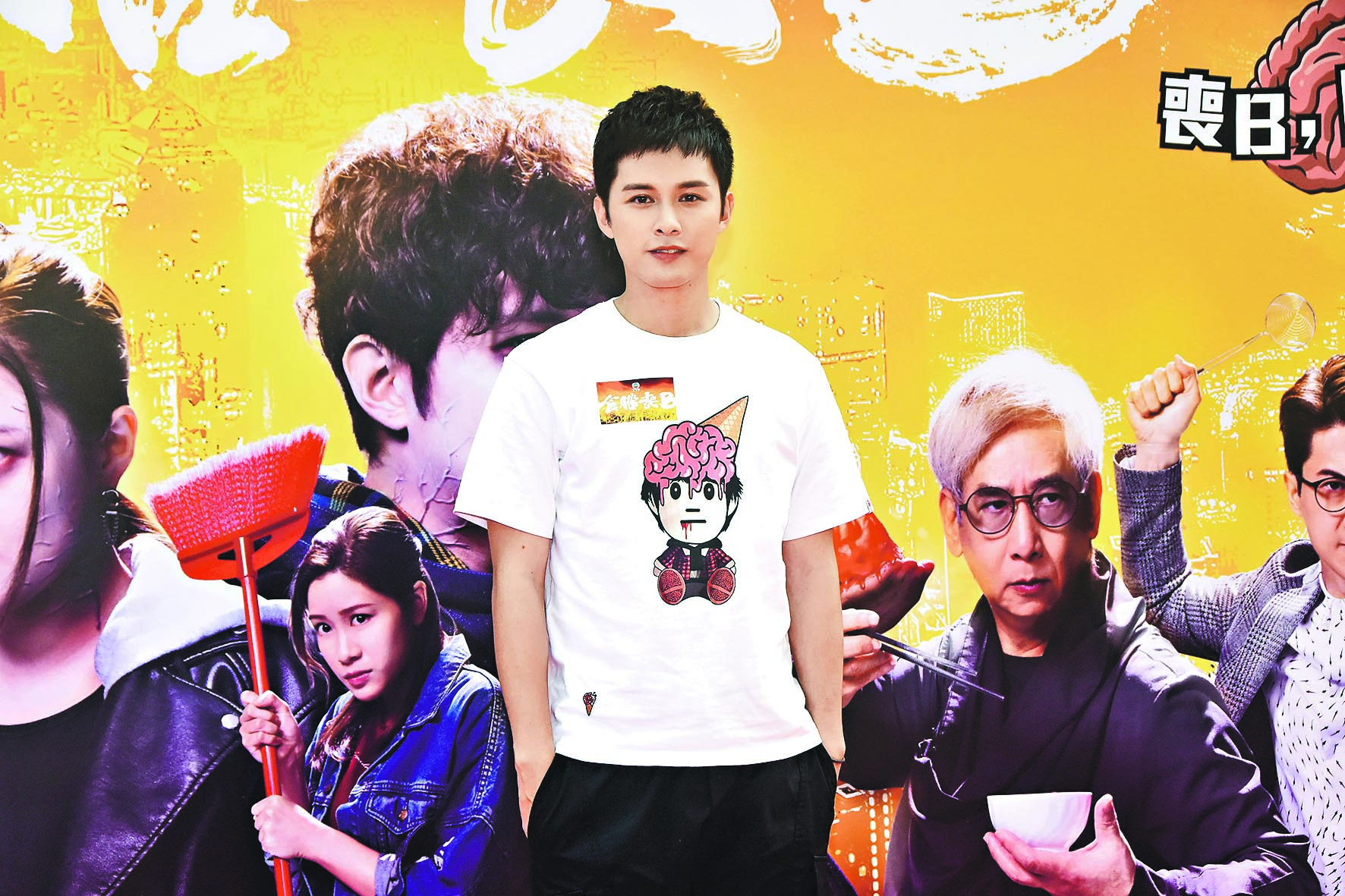 失魂跌伤脚需持拐杖 江嘉敏不为情伤自残