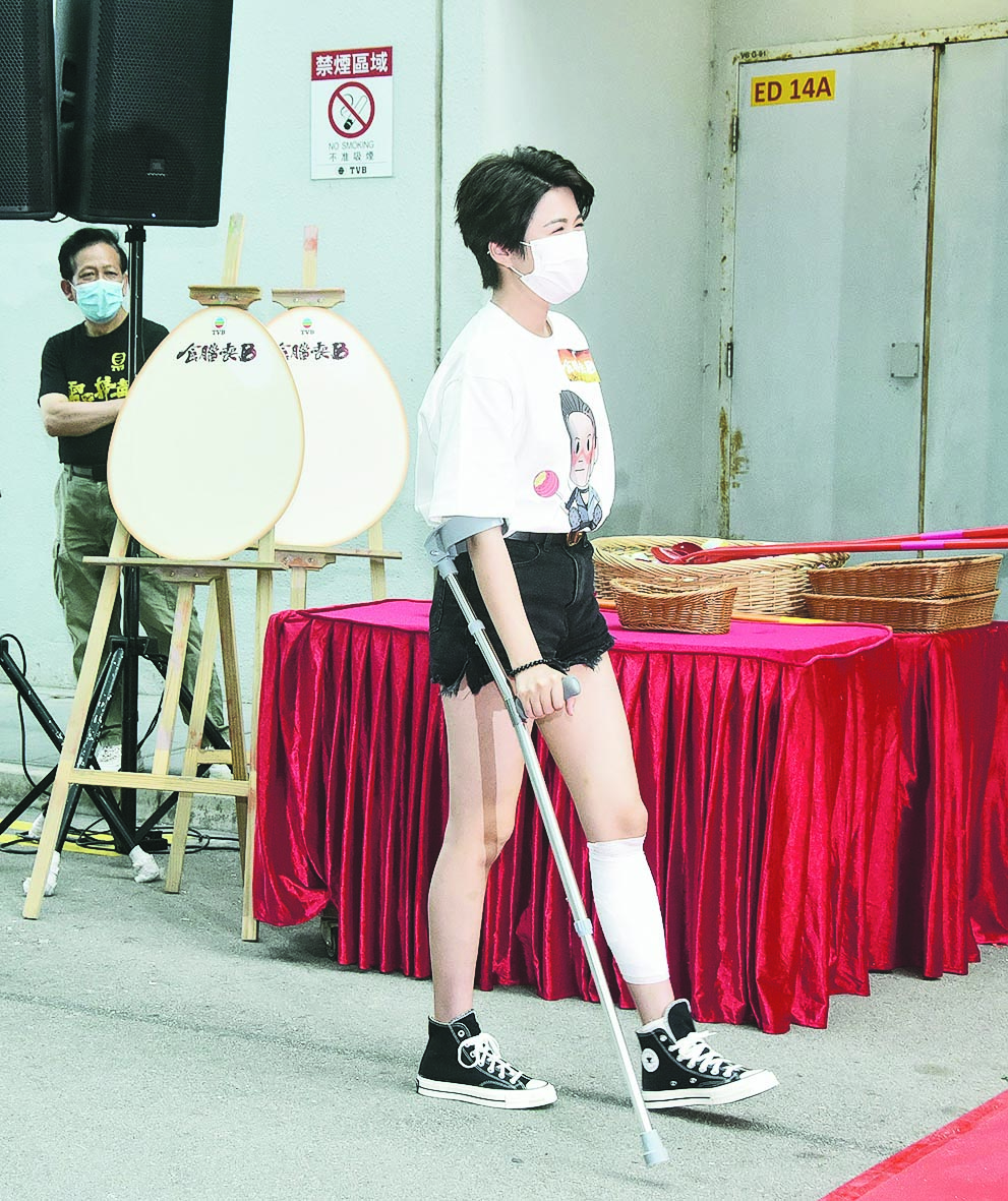 失魂跌伤脚需持拐杖 江嘉敏不为情伤自残