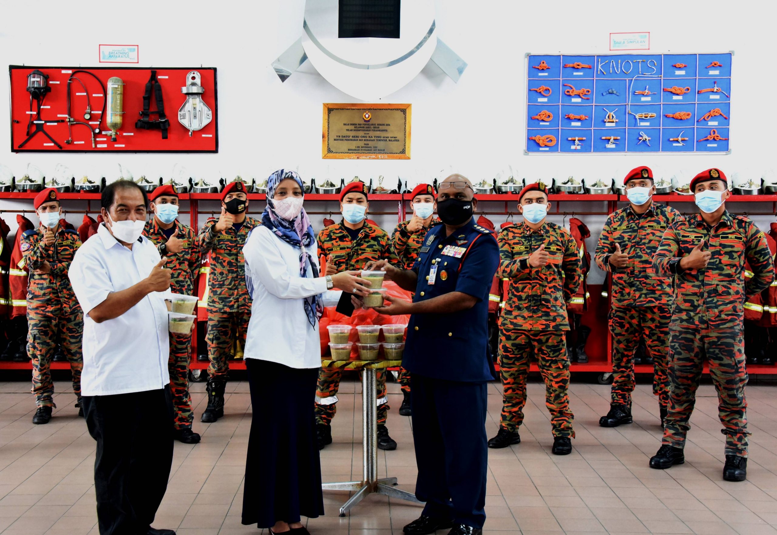 宝腾汽车分发斋戒月食品给前线人员