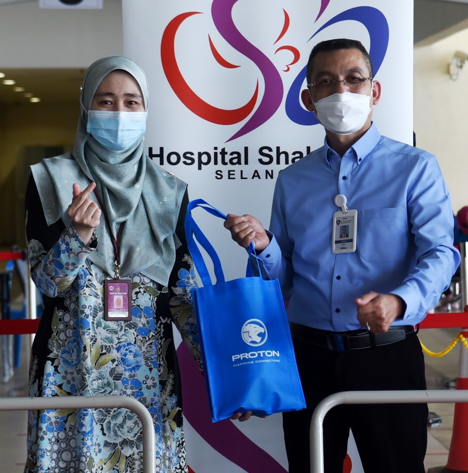 宝腾汽车分发斋戒月食品给前线人员