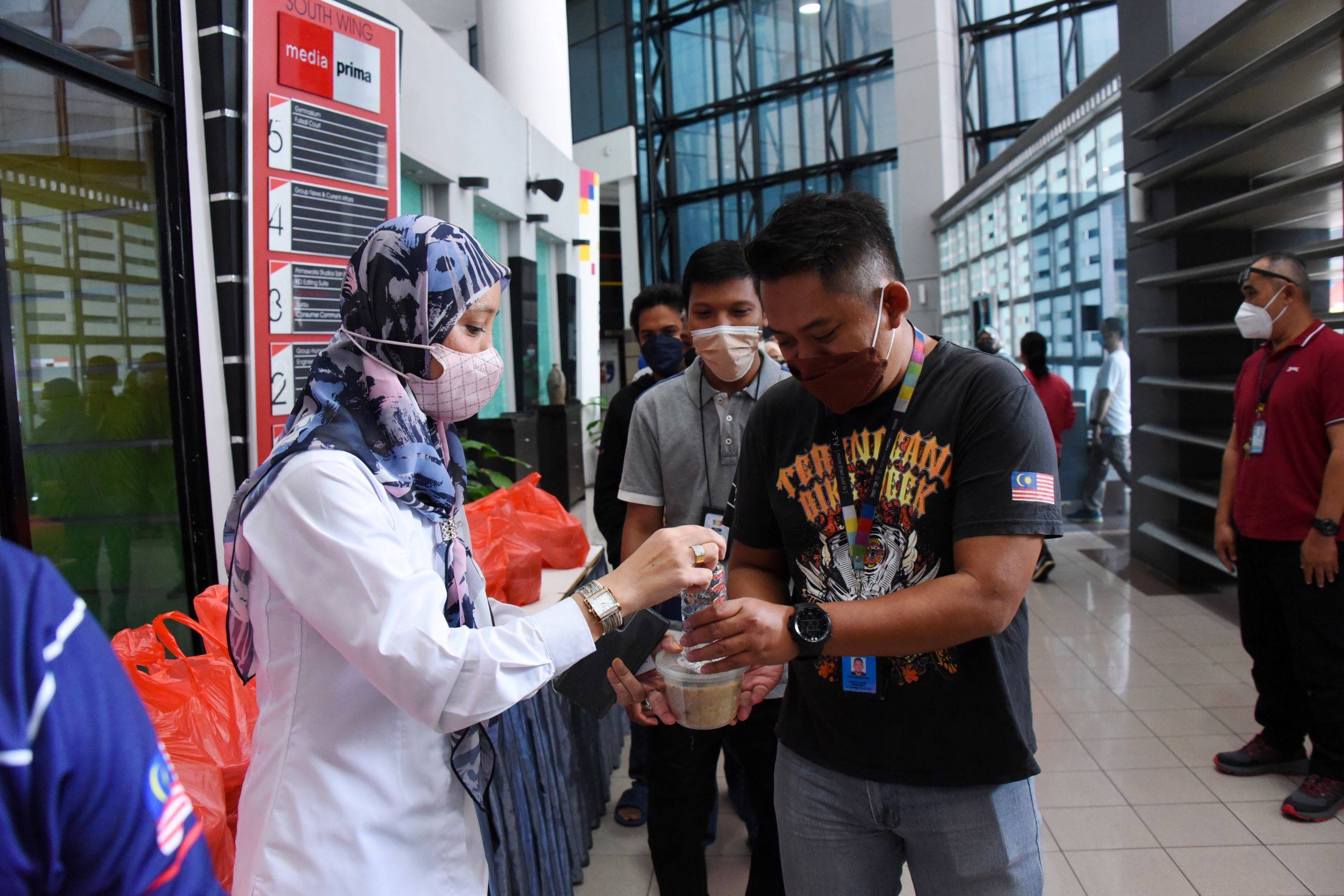 宝腾汽车分发斋戒月食品给前线人员