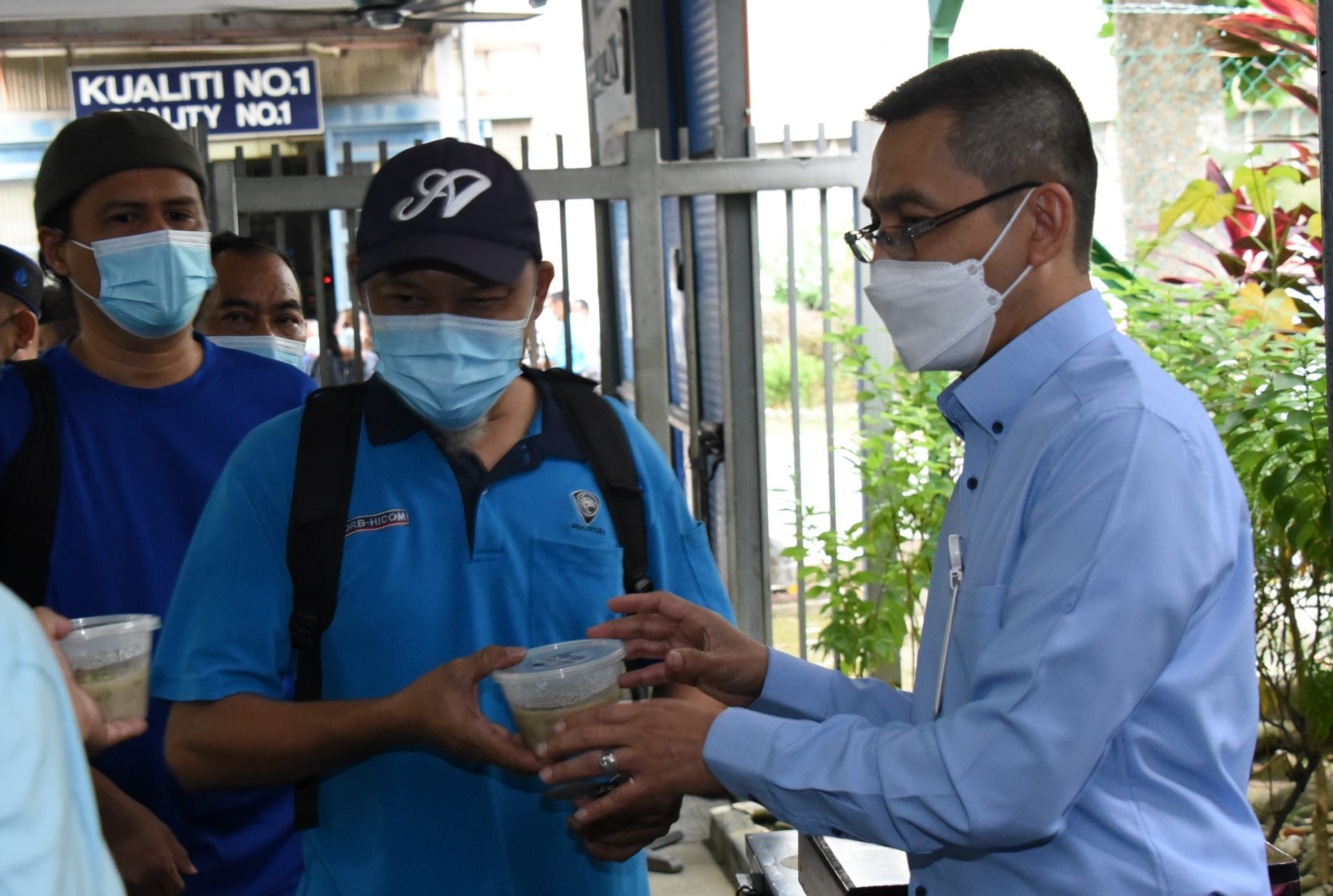宝腾汽车分发斋戒月食品给前线人员