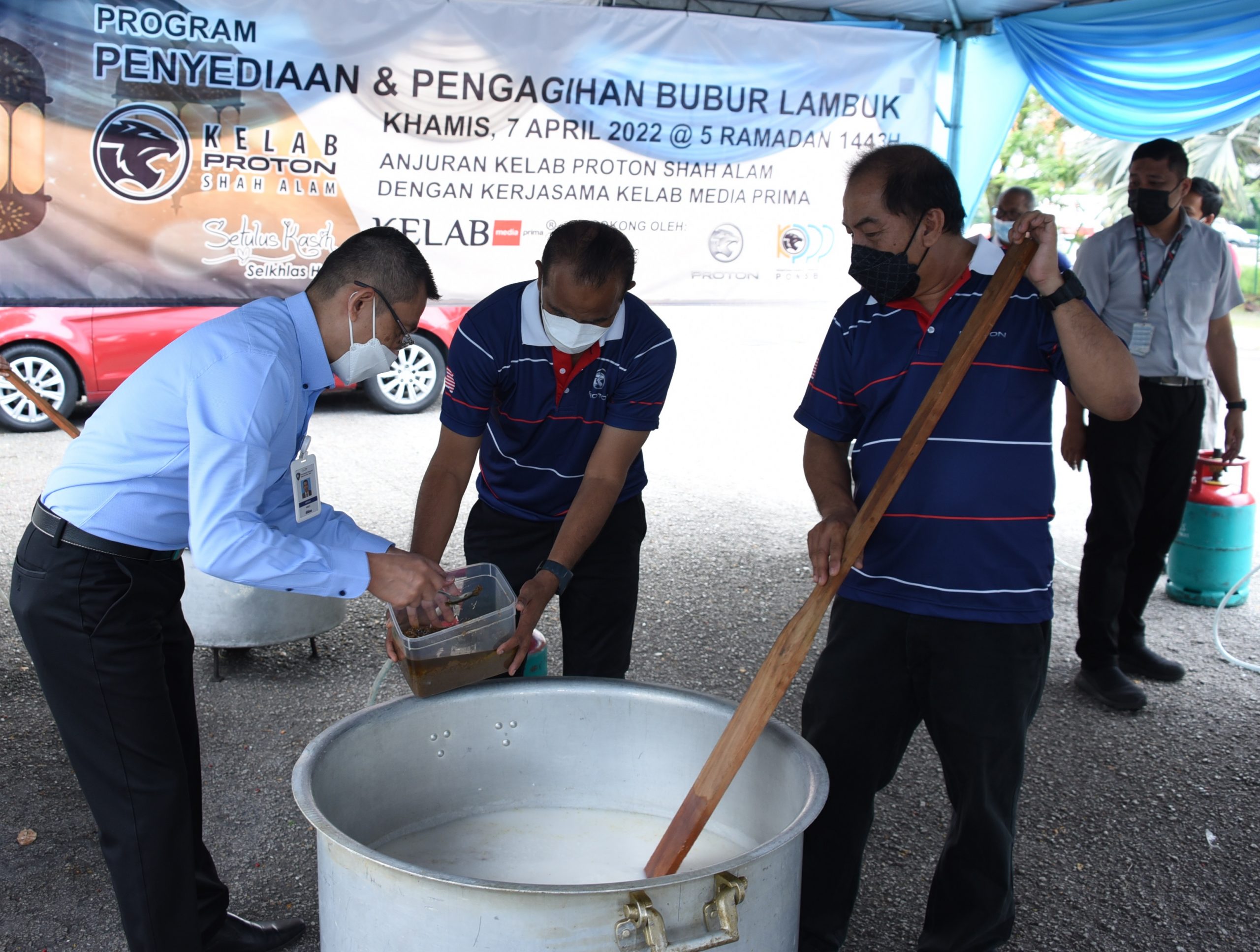 宝腾汽车分发斋戒月食品给前线人员
