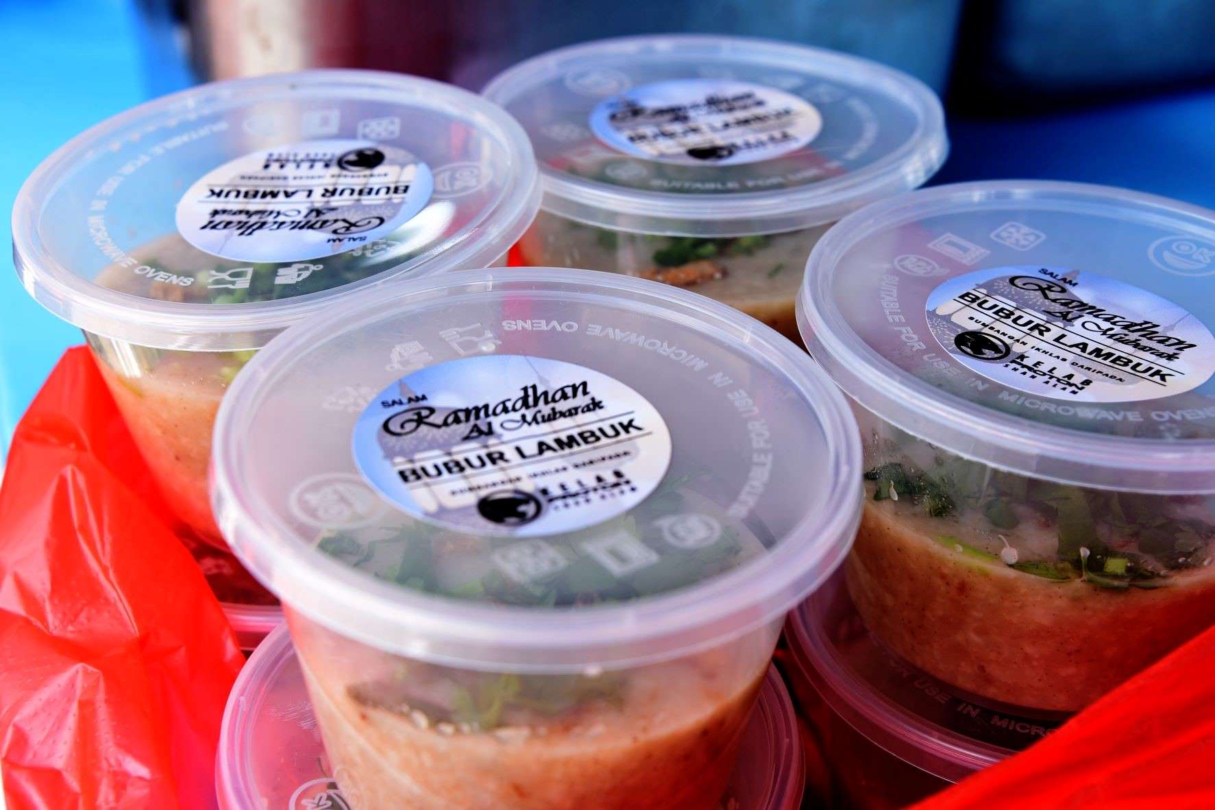 宝腾汽车分发斋戒月食品给前线人员