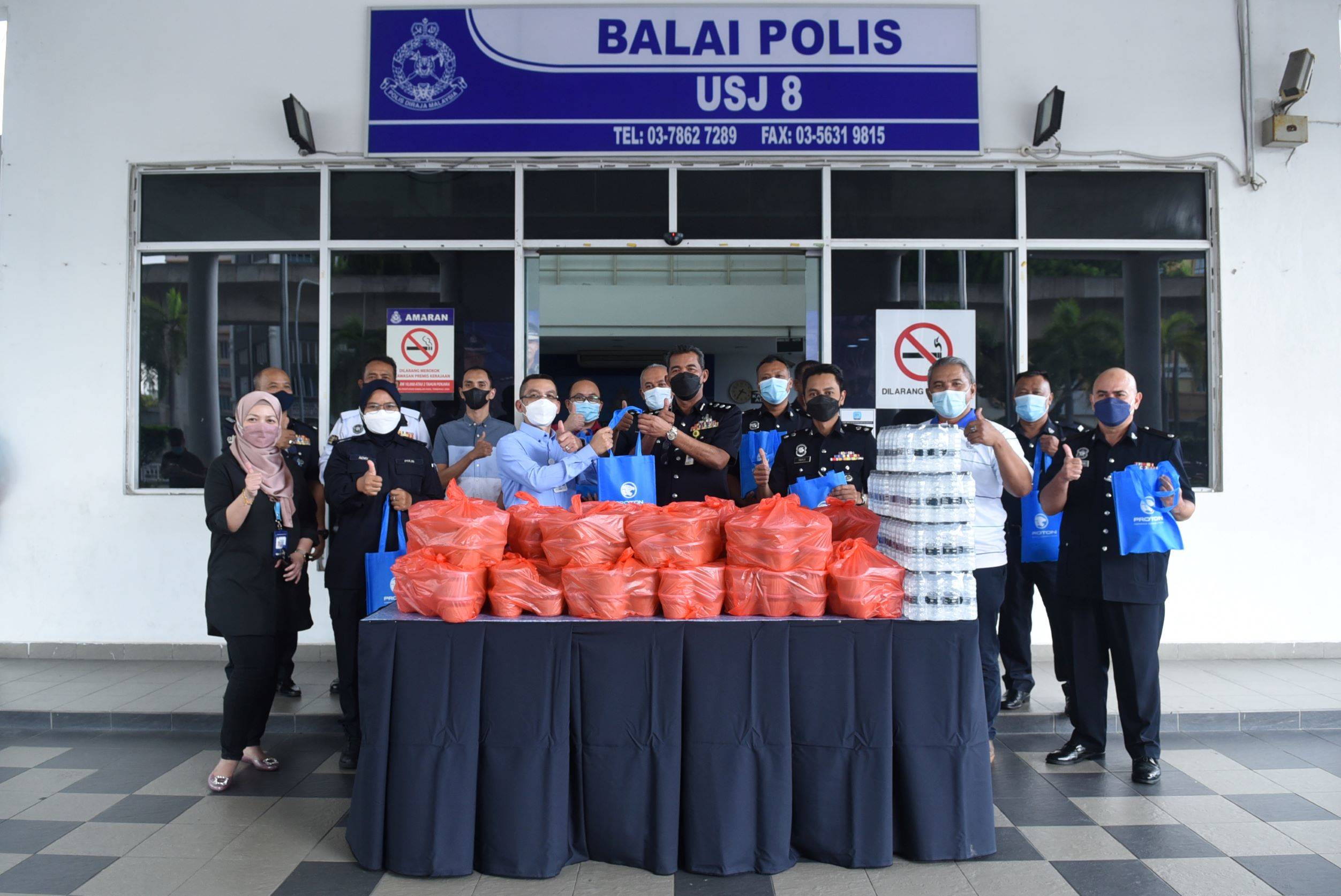 宝腾汽车分发斋戒月食品给前线人员