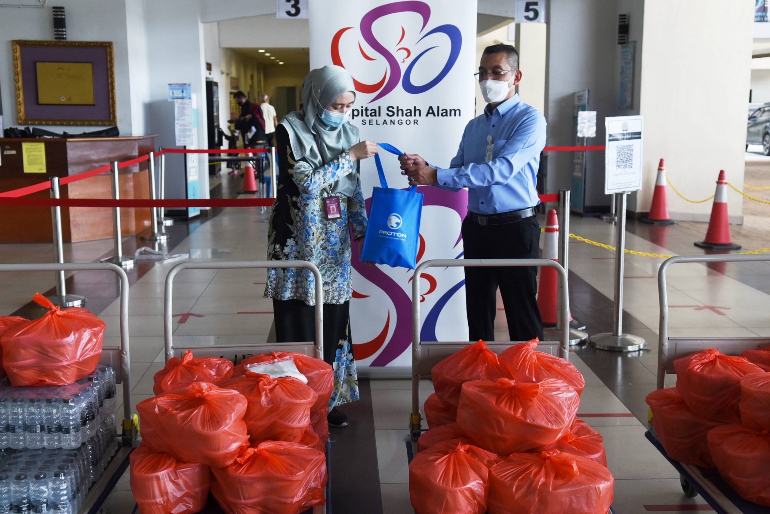 宝腾汽车分发斋戒月食品给前线人员