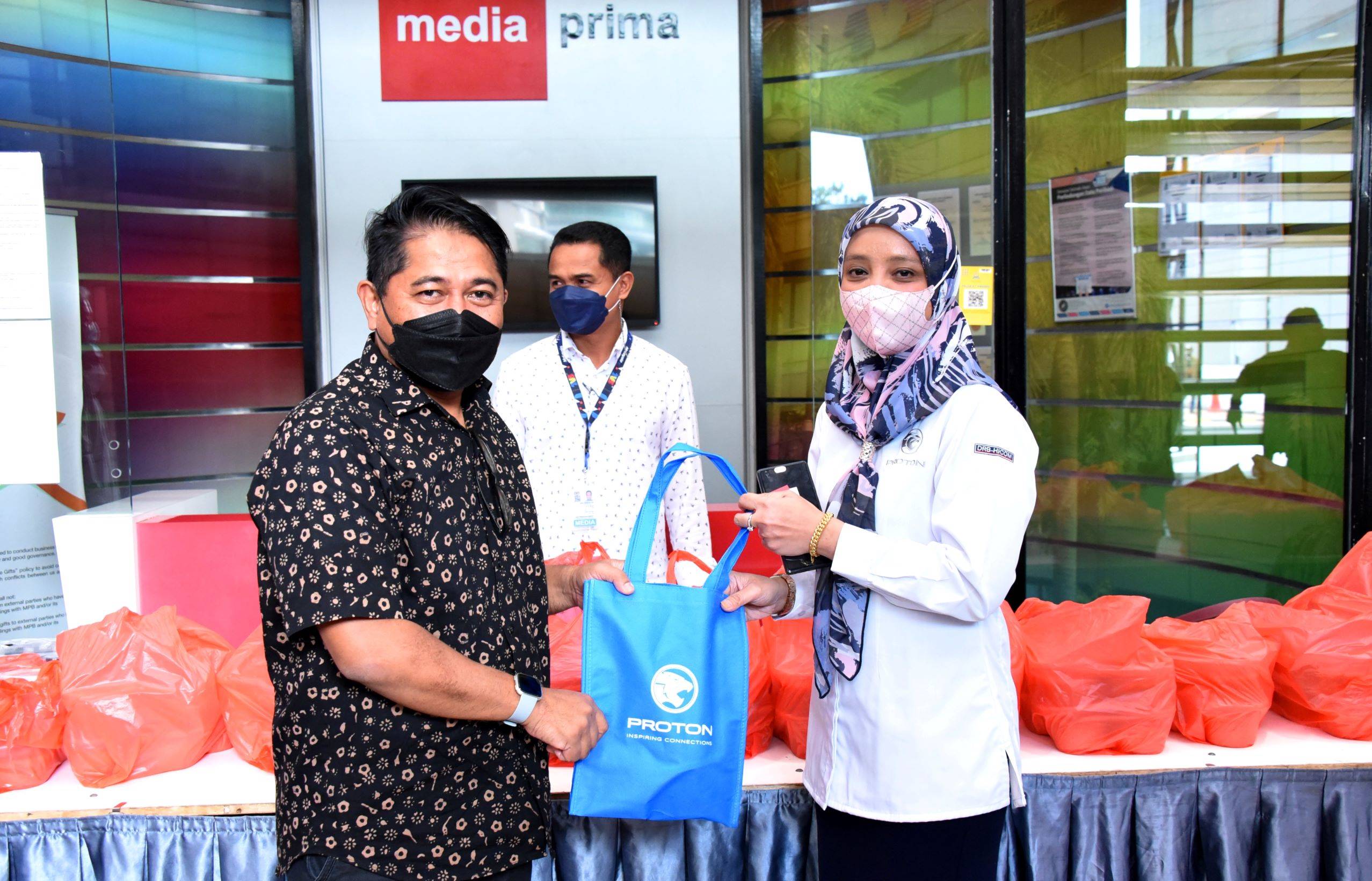 宝腾汽车分发斋戒月食品给前线人员